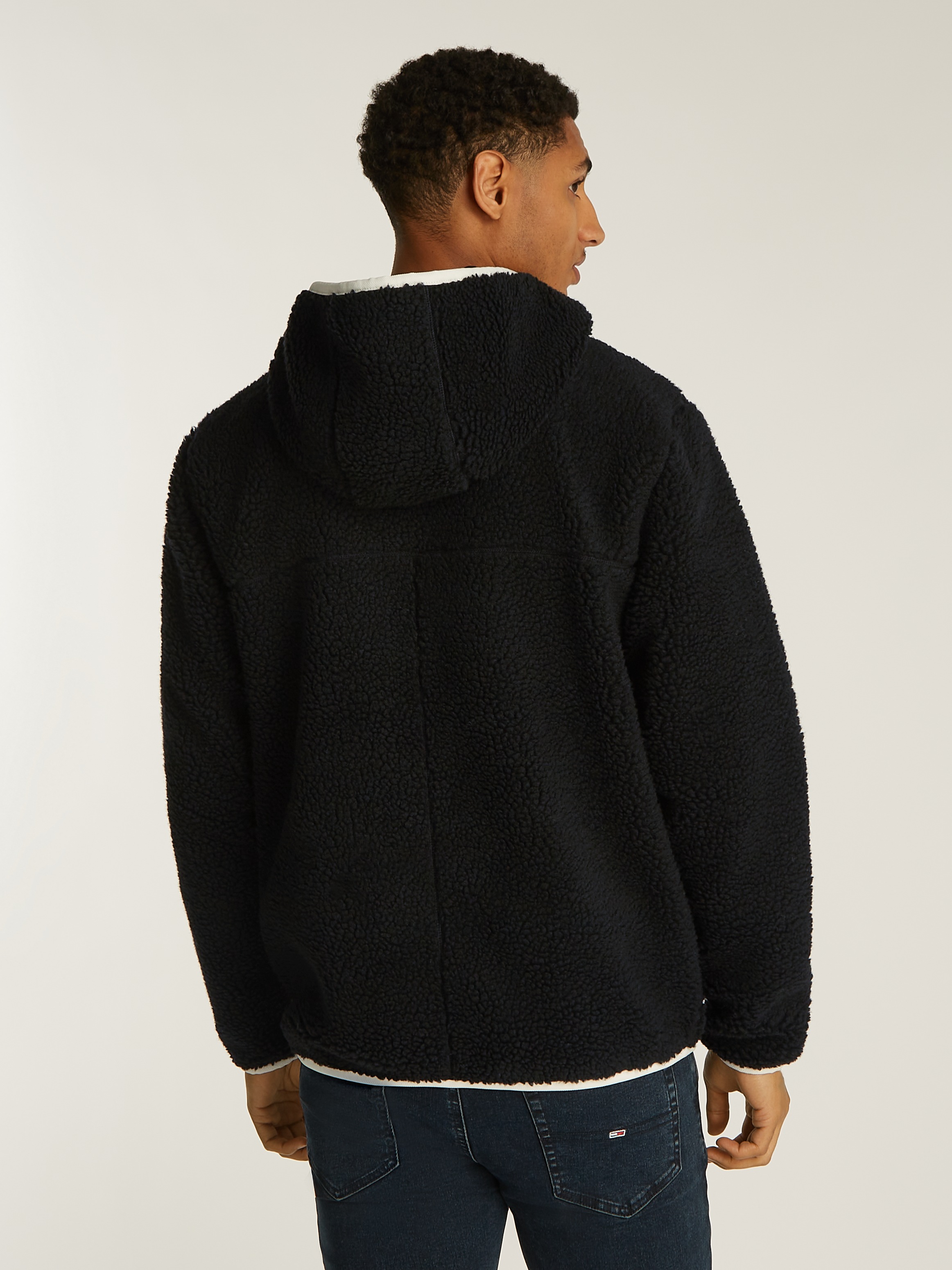 Tommy Jeans Plüschjacke »TJM REG BADGE TEDDY ZIP TRU EXT«, mit Kapuze, Freizeitjacke, Übergangsjacke, Teddyjacke mit Logopatch