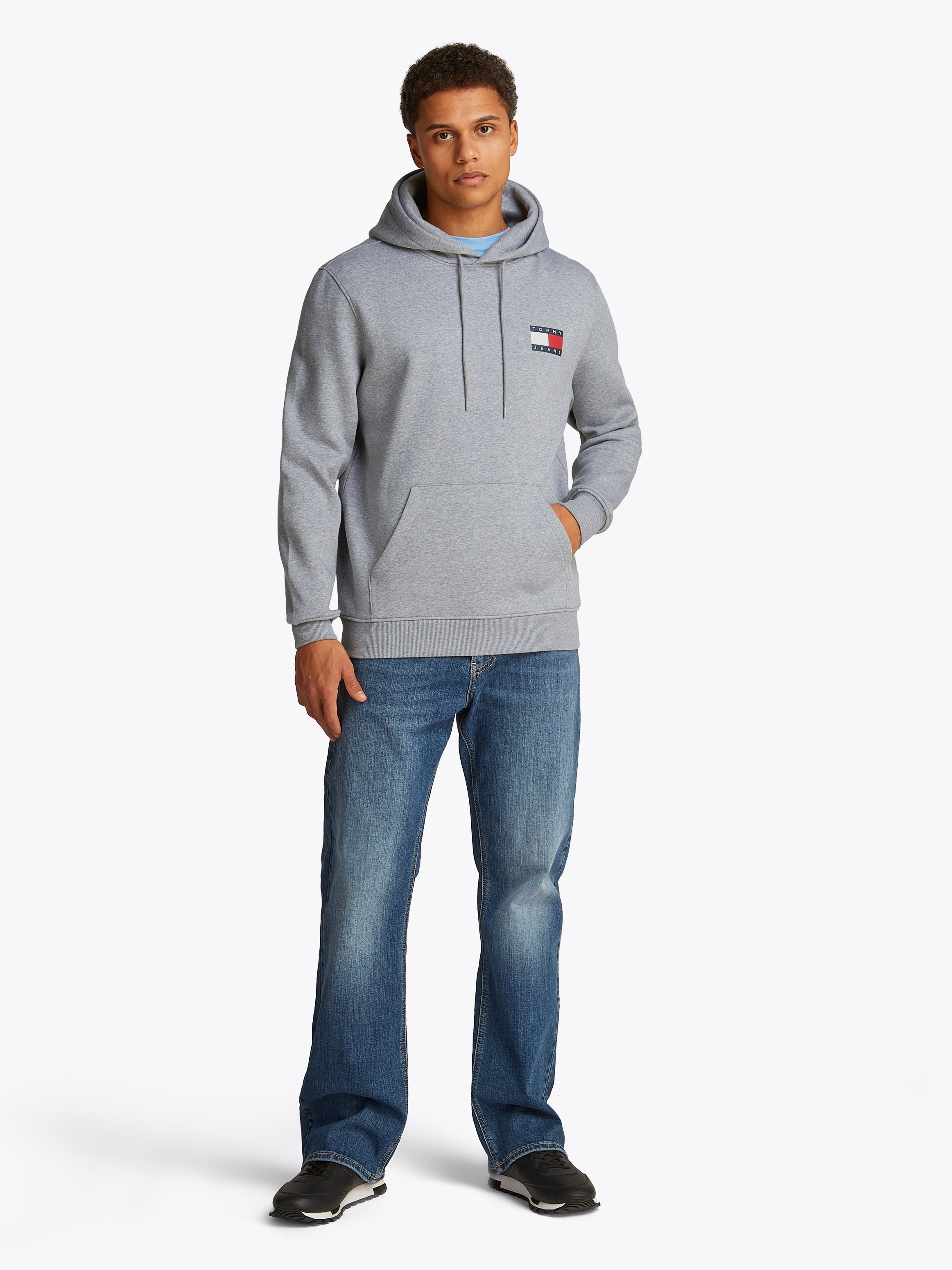Tommy Jeans Sweatshirt »TJM REG ESSENTIAL FLAG HOOD EXT«, mit bedruckten Markenlogo auf Brusthöhe