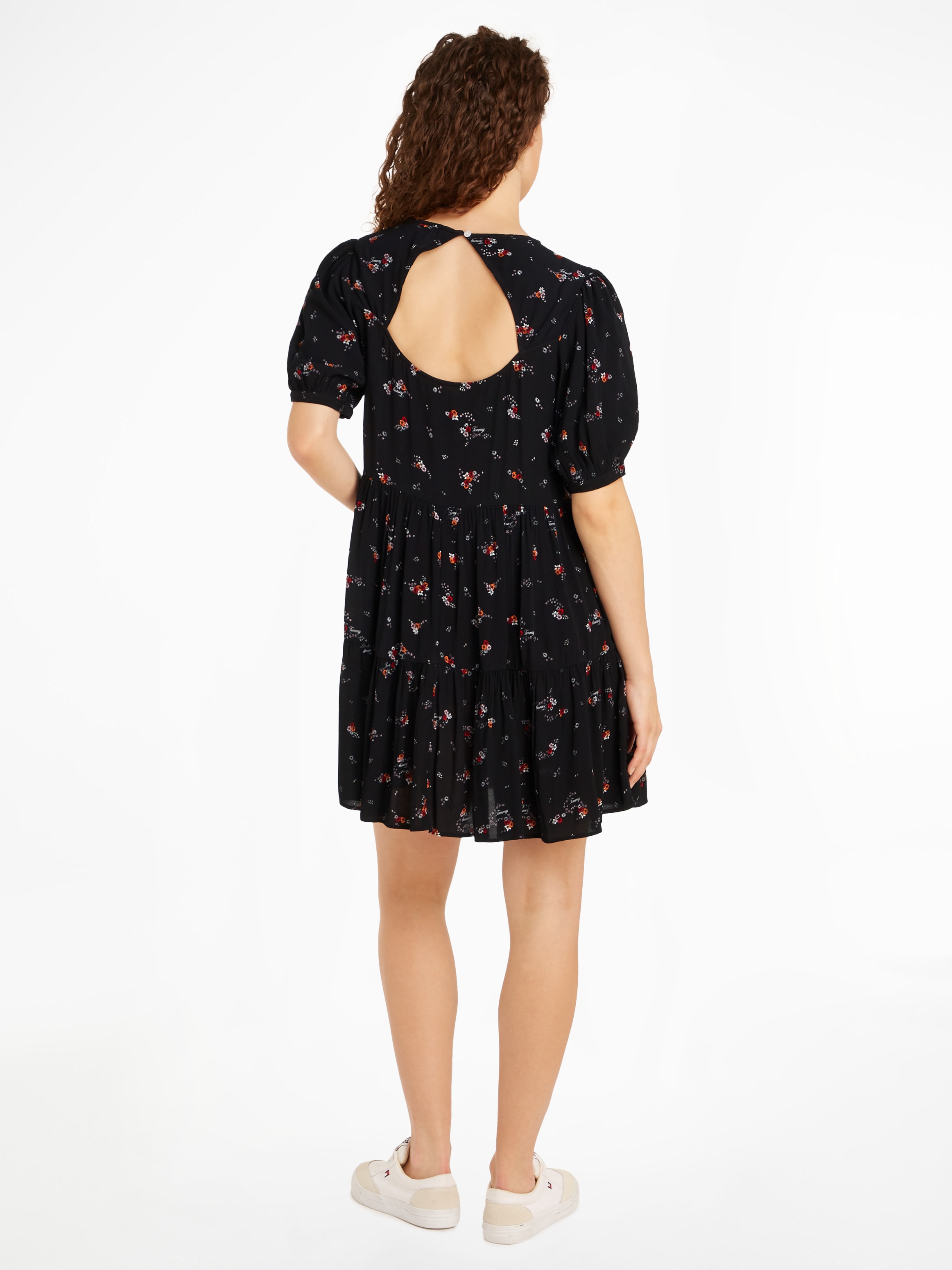 Tommy Jeans Curve Blusenkleid »TJW BLACK FLORAL TIERD DRESS EXT«, Große Größen