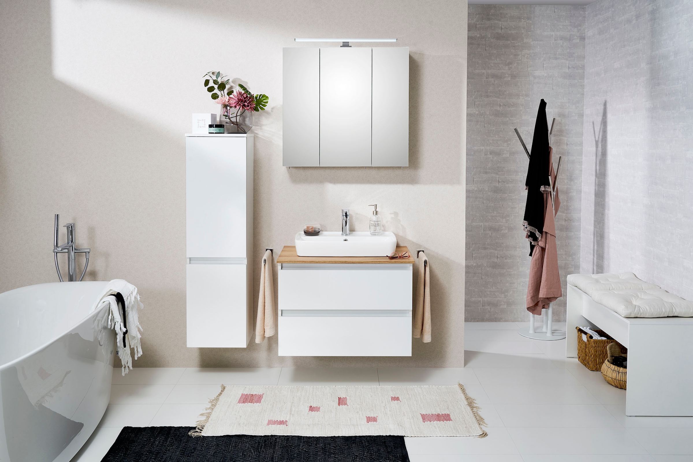 Saphir Spiegelschrank »Quickset 360 Badschrank, 3 Spiegeltüren, 6 Einlegeböden, 75 cm breit«, inkl. LED-Beleuchtung, Türdämpfer, Schalter-/Steckdosenkombination