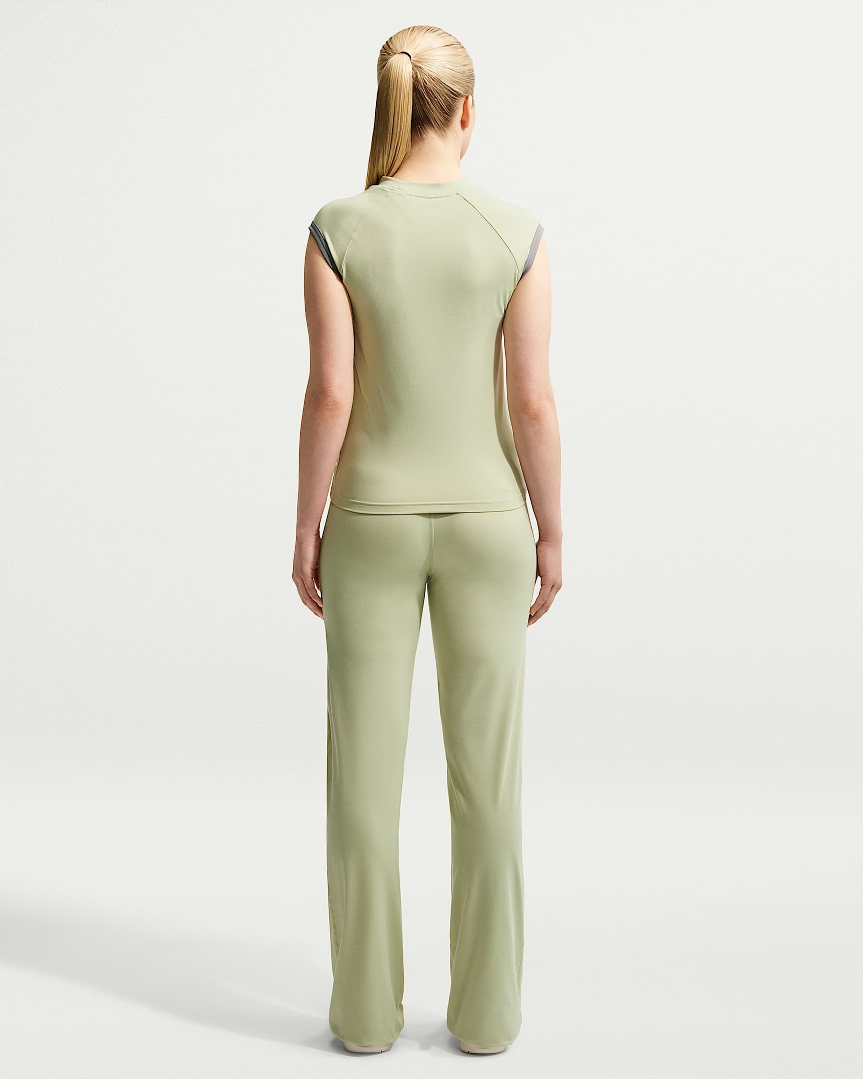 Nike Sportswear Sporthose »W NK FLARED PANT GLS«  mit ausgestelltem Bein, aus Polyester und Elasthan