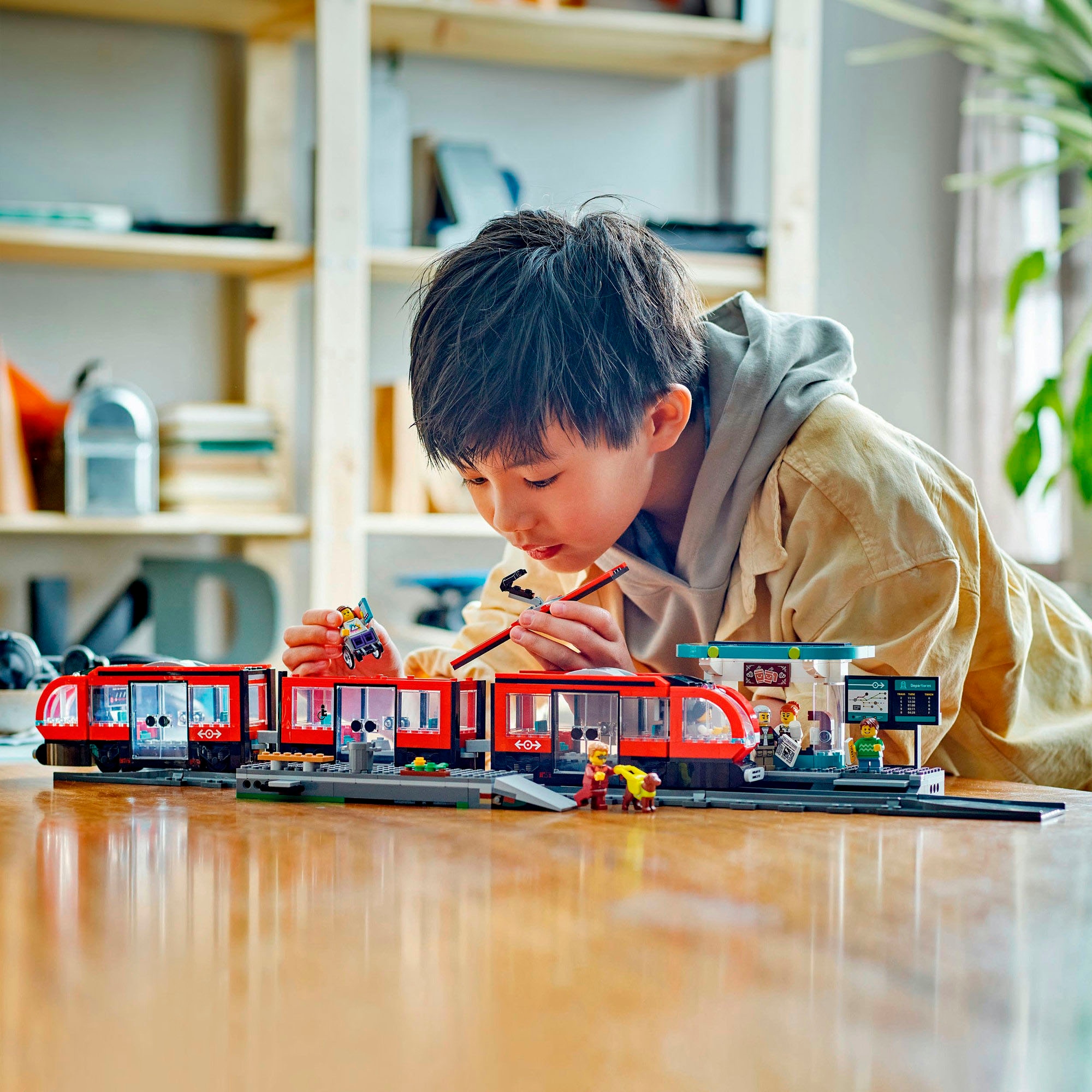 LEGO® Konstruktionsspielsteine »Straßenbahn mit Haltestelle (60423), LEGO LEGO City«, (811 St.), Made in Europe