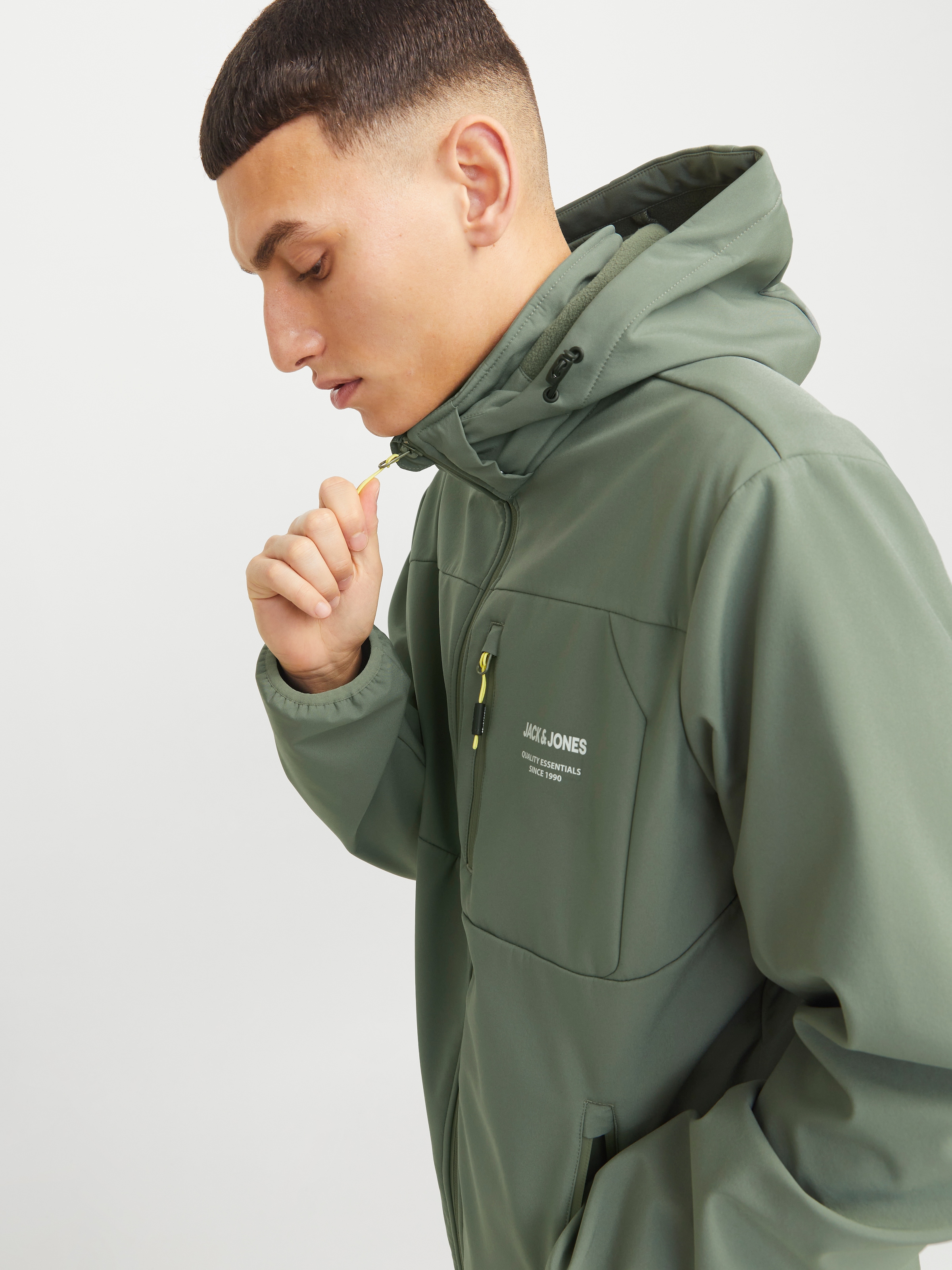 Jack & Jones Softshelljacke »JJTHEO SOFTSHELL JACKET«, mit Kapuze