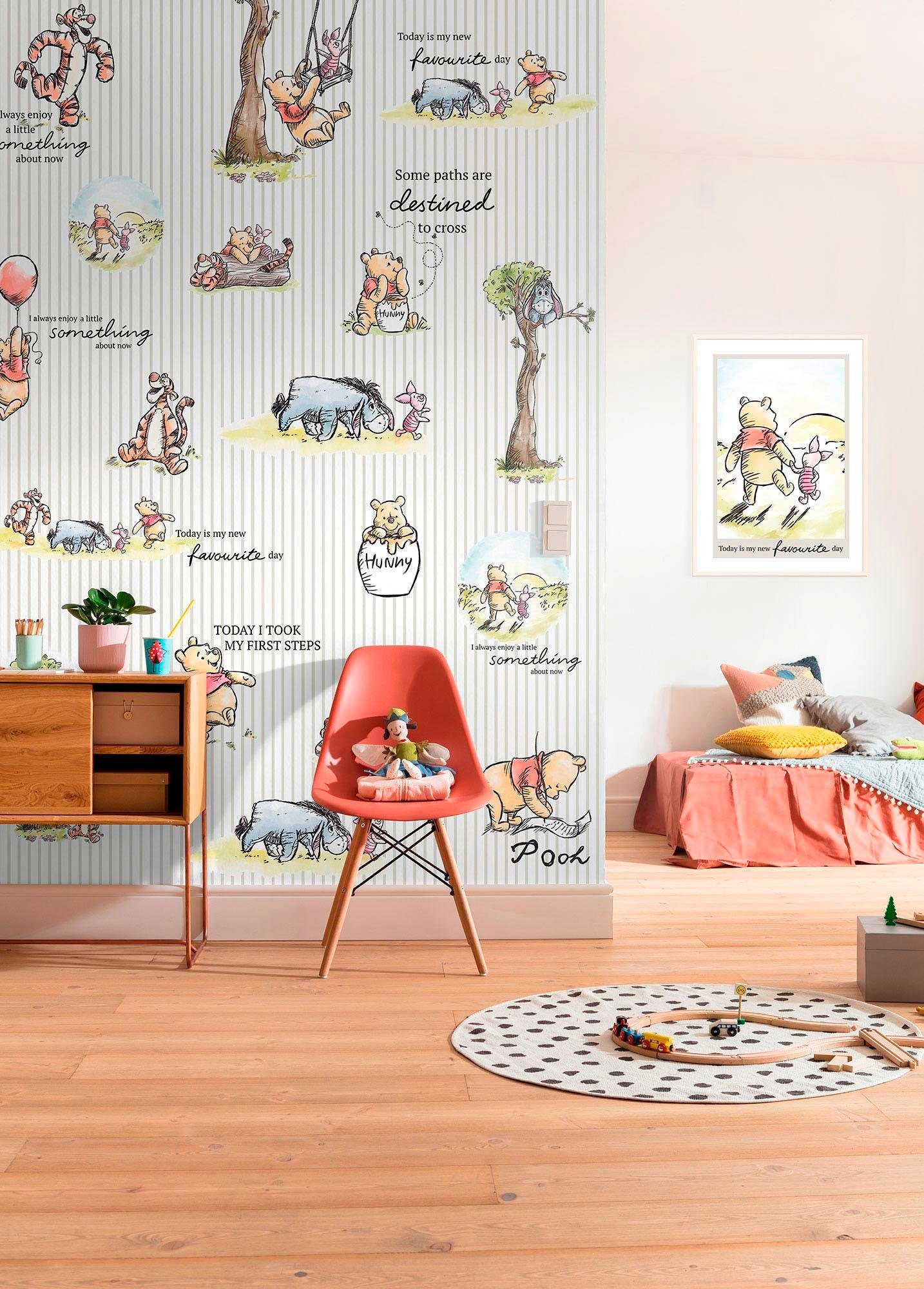 Komar Vliestapete »Digitaldruck Vlies - Winnie the Pooh Stripes - Größe 200 x 280 cm«, bedruckt, Kinderzimmer