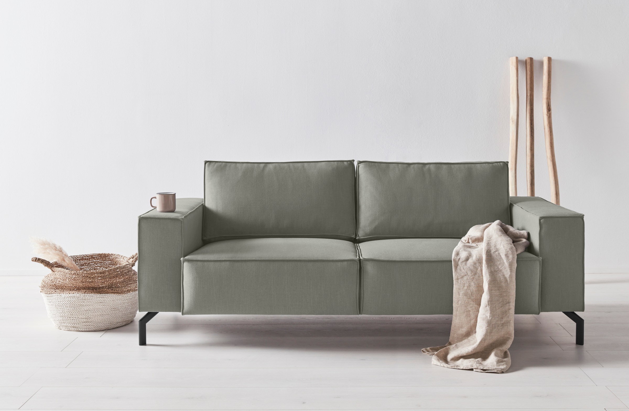 OTTO products 2,5-Sitzer »Cilla«, Sitzbreite 180 cm, wahlweise Feinstruktur aus recyceltem Material oder nachhaltiges Premiumleder mit Olivenblattgerbung