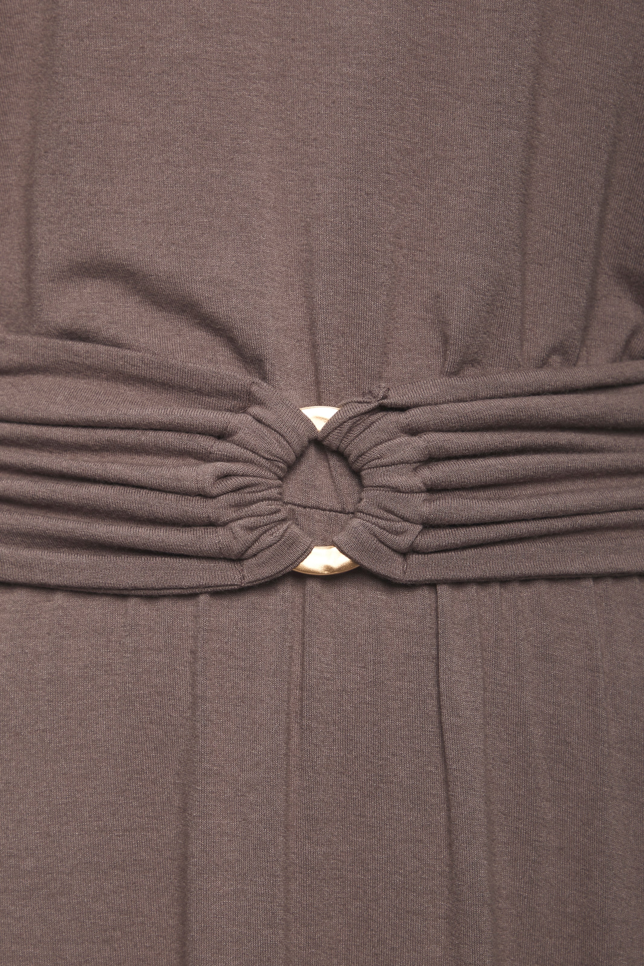 LASCANA Jerseykleid »mit schwingendem Rock und goldenem Zieraccessoire« Ohne Taschen ärmelloses Sommerkleid mit breiten Trägern und V-Ausschnitt