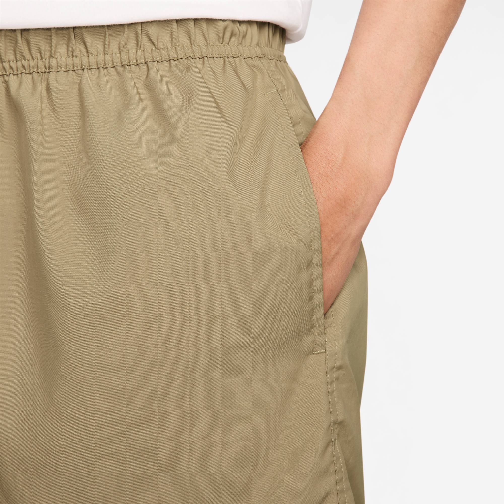 Nike Sportswear Shorts »Nike Club Men's Woven Flow Shorts«  mit Eingrifftaschen und Gesäßtasche, schnell trocknend, pflegeleicht