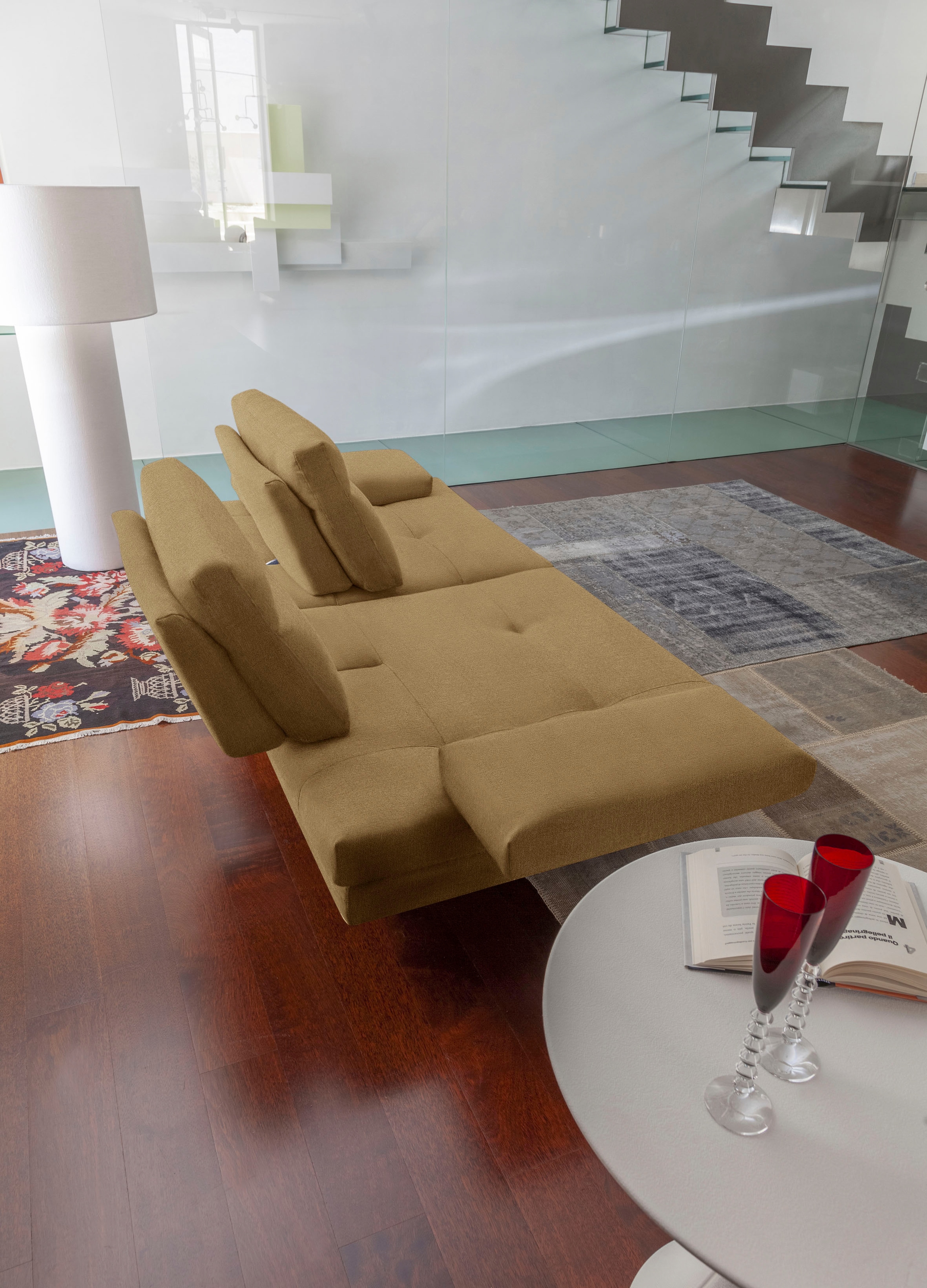 CALIA ITALIA 3-Sitzer »Toby Wing, Designsofa, hochwertige Verarbeitungsdetails, bequem« inkl. Sitztiefenverstellung und Armteilfunktion, Füße in Schwarz matt