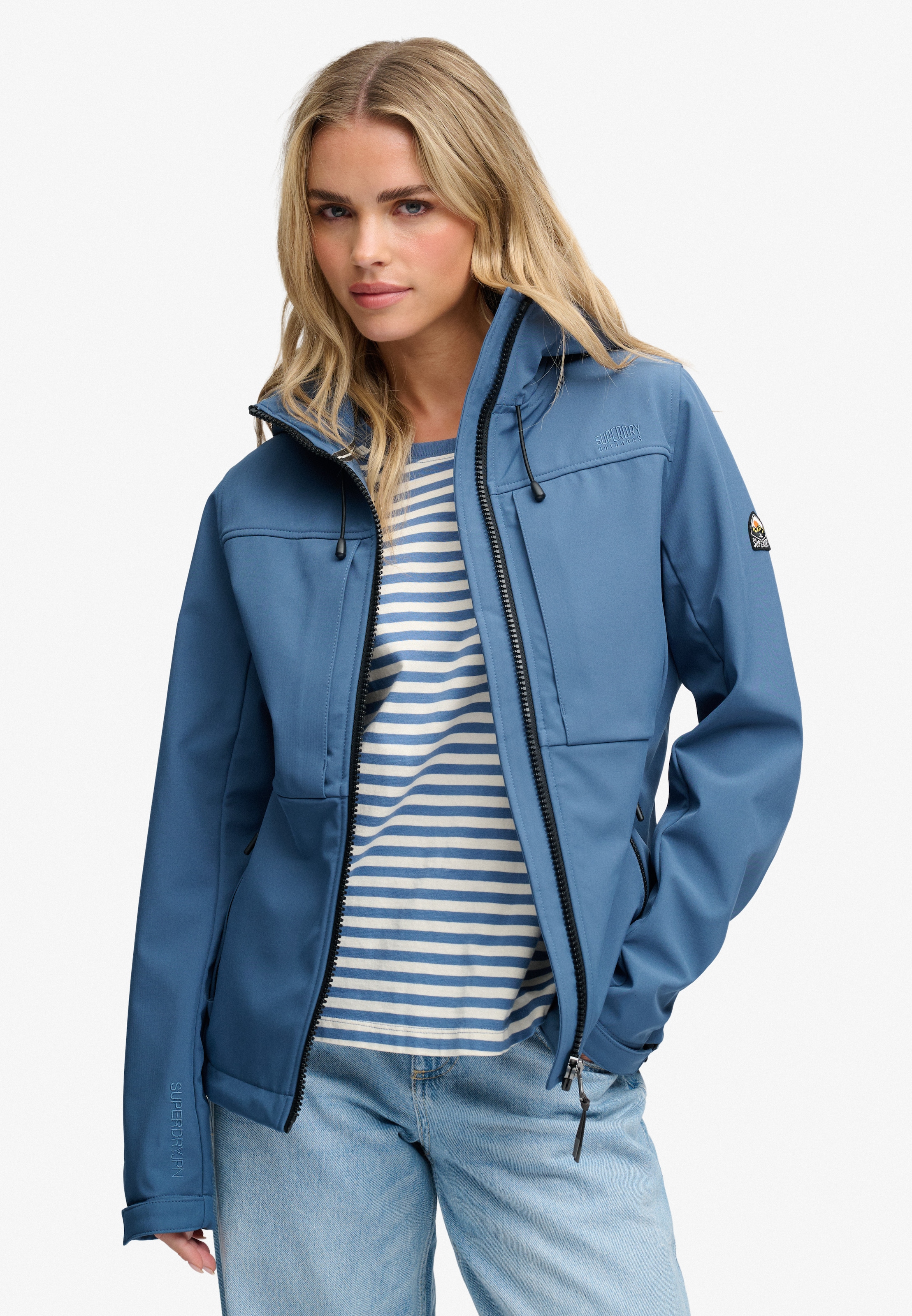 Superdry Outdoorjacke »HOODED CLASSIC TREKKER JACKET« mit Kapuze mit Materialmix aus Polyester und Elasthan, Slim Fit