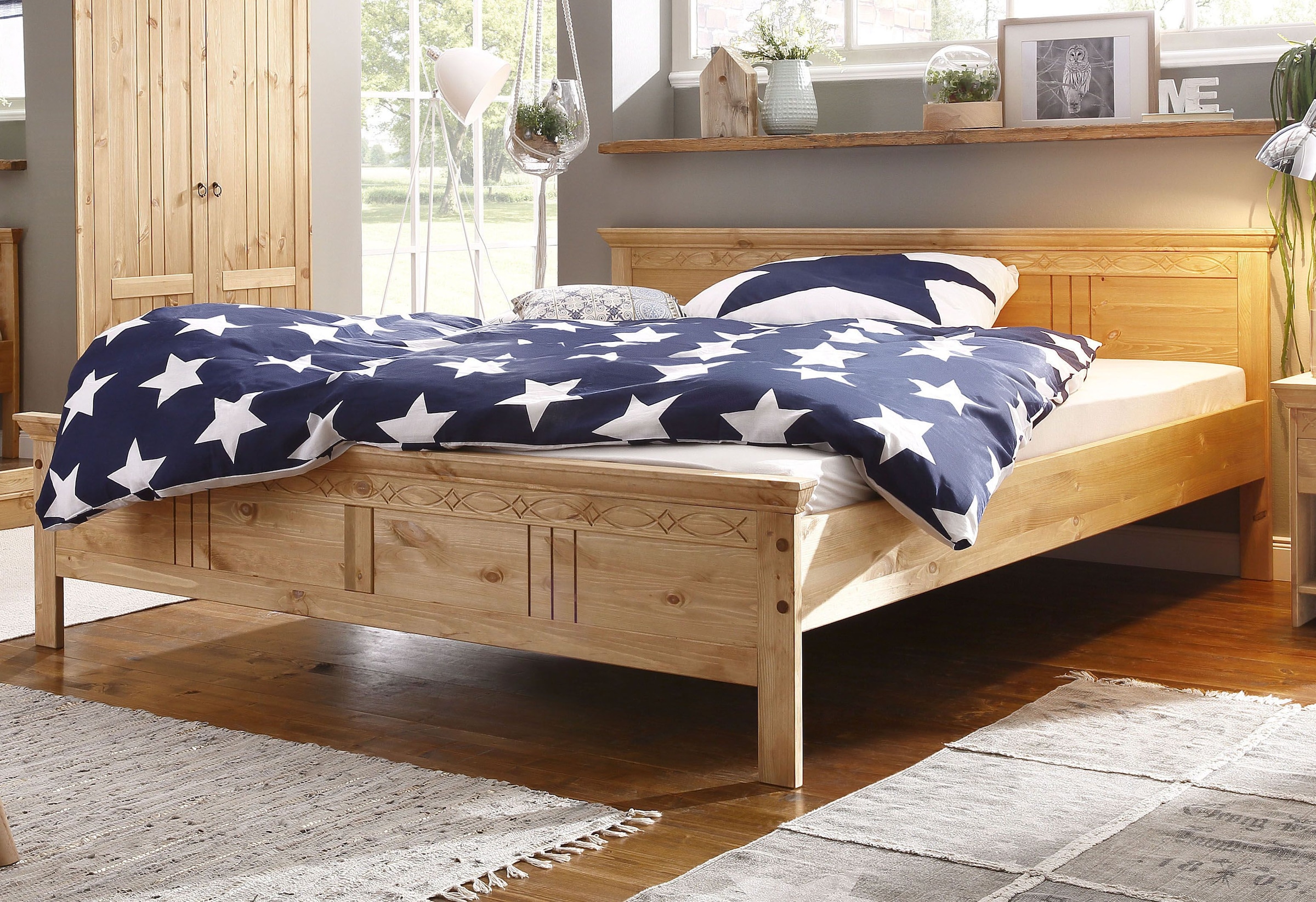 Home affaire Massivholzbett »Indra, TOPSELLER, Landhausstil, edles Design,zertifiziertes Massivholz«, (Breite/Belastbarkeit 180cm/220 KG, 140cm/180 KG, 90cm/120 KG), mit dekorativen Fräsungen, in 2 Breiten und Farben