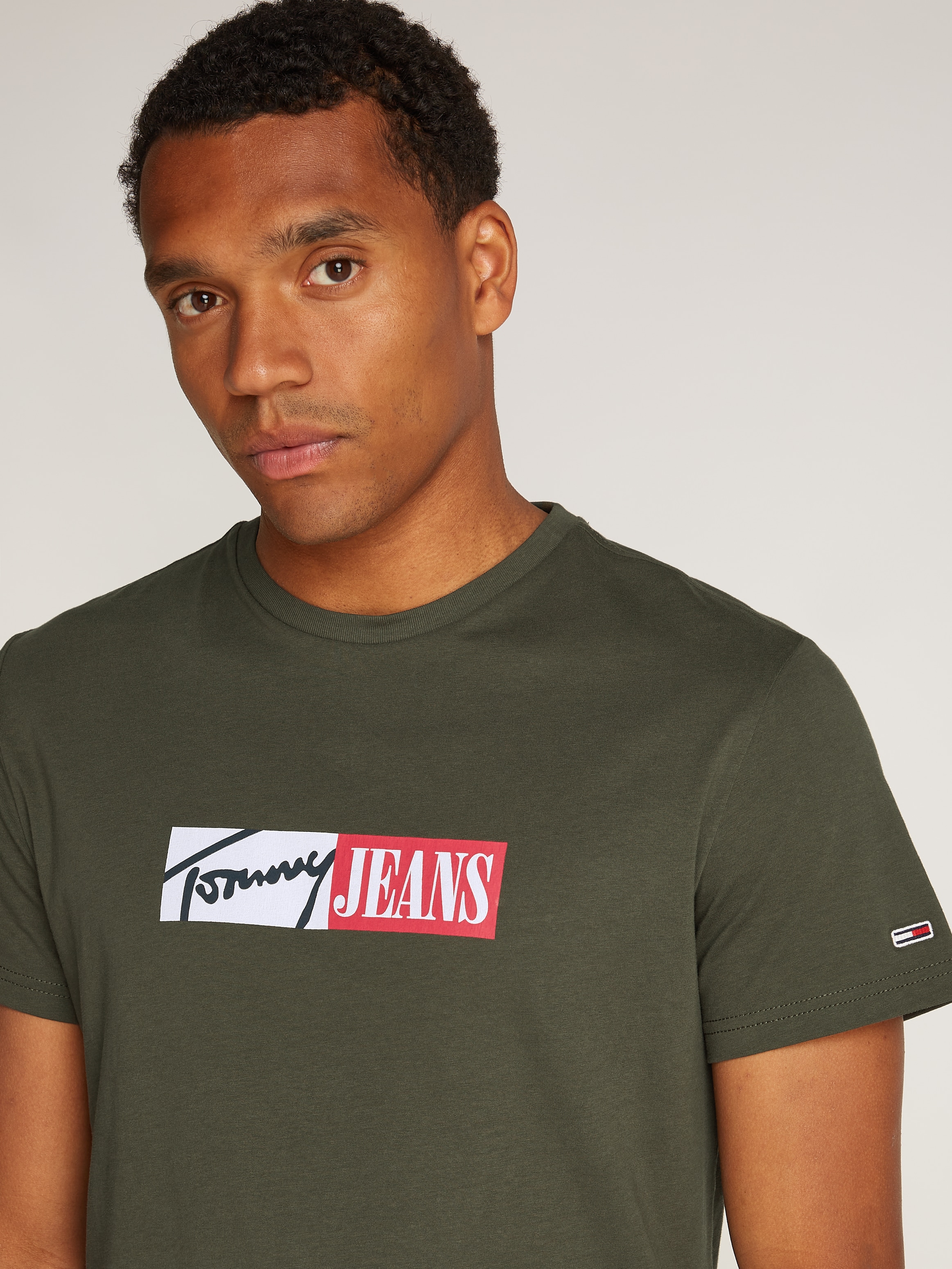 Tommy Jeans T-Shirt »TJM SLIM ENTRY GRAPHIC TEE EXT«, mit Logo auf der Brust