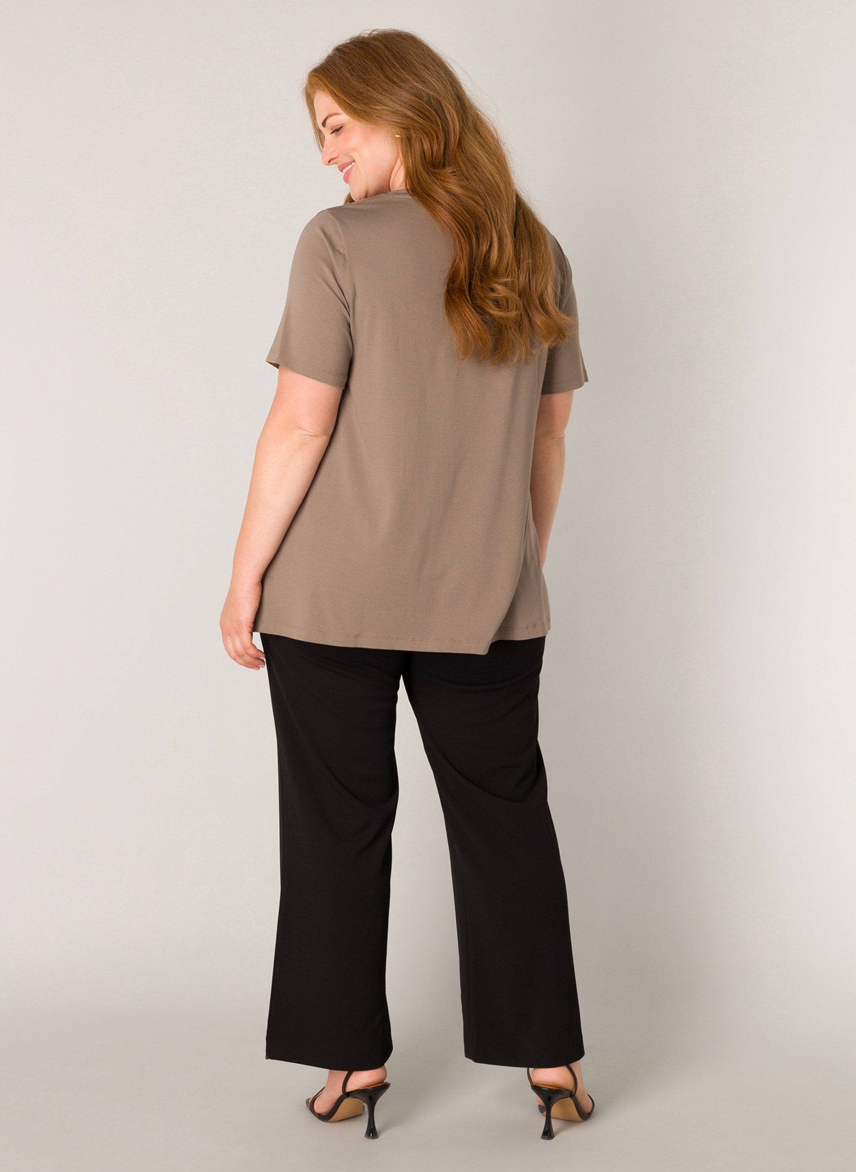 Base Level Curvy T-Shirt »Alba« mit V-Ausschnitt