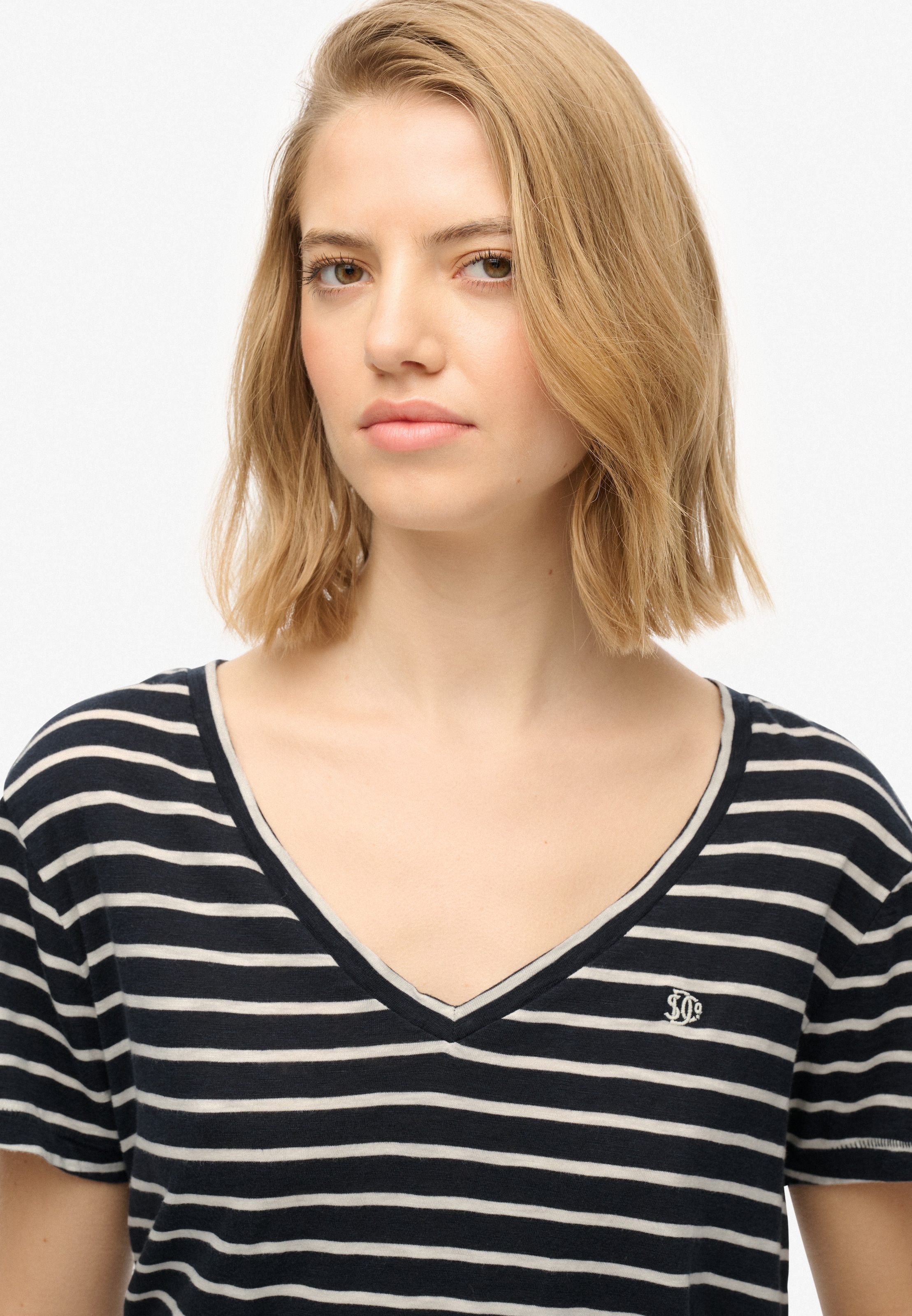 Superdry T-Shirt »STUDIOS SLUB EMB VEE TEE« Baumwollmischung, relaxed fit