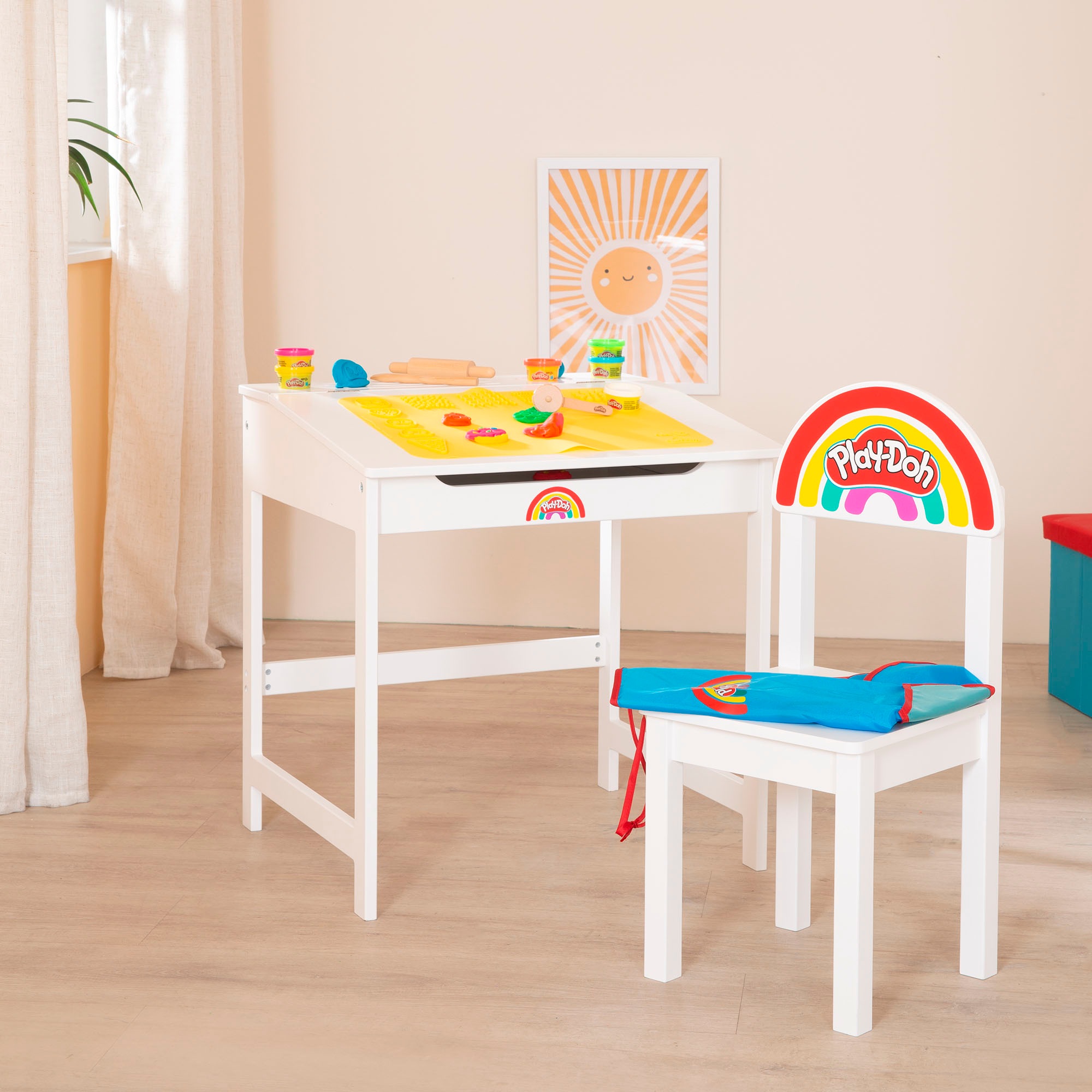 roba® Kindersitzgruppe »Play-Doh Schulpult«, (Set), inkl. 3D-Kreativmatte, 6 Knetdosen, Schürze