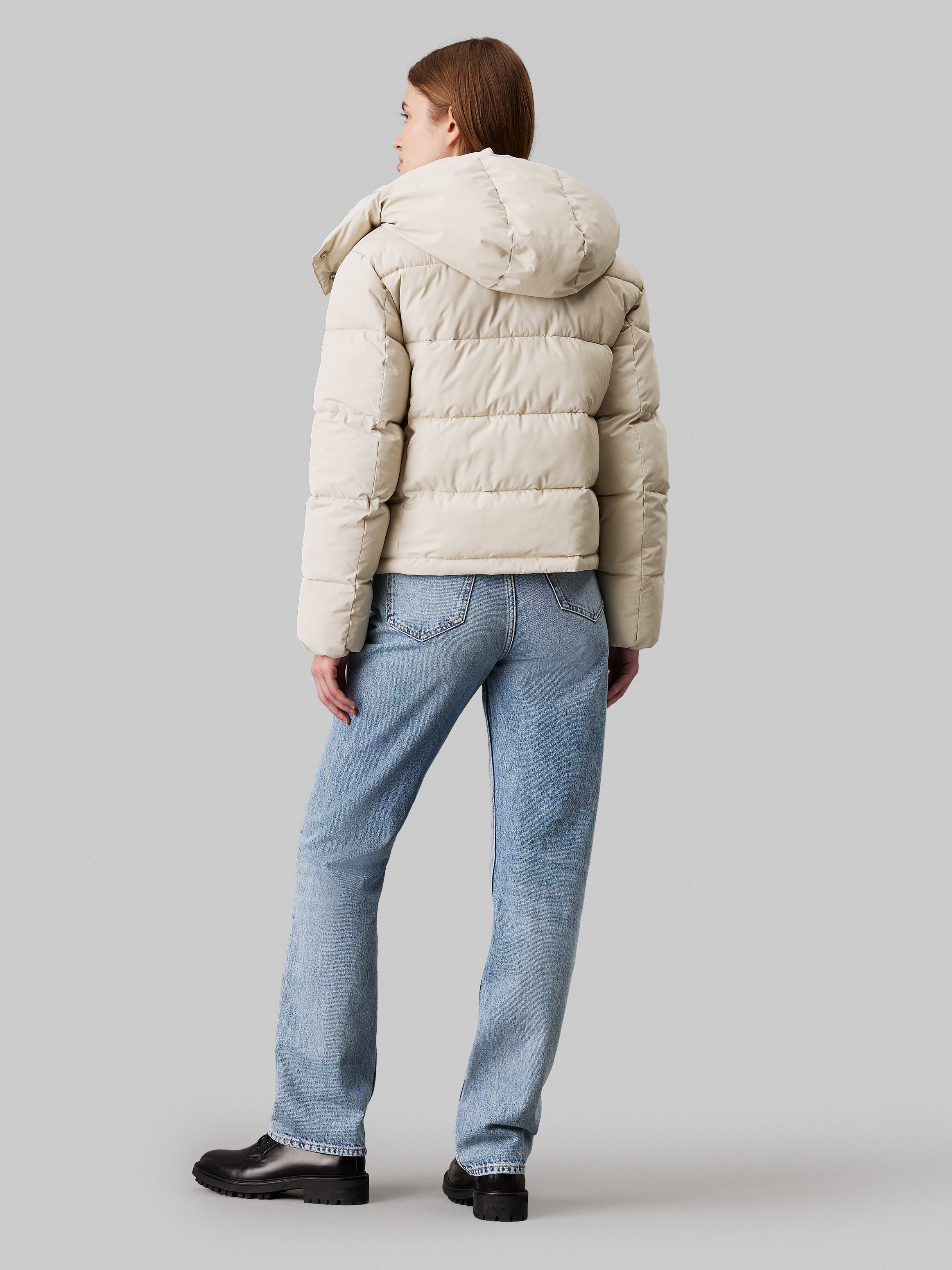 Calvin Klein Jeans Steppjacke »MATTE MONOLOGO ND SHORT PUFFER«, mit Kapuze, mit Logodruck