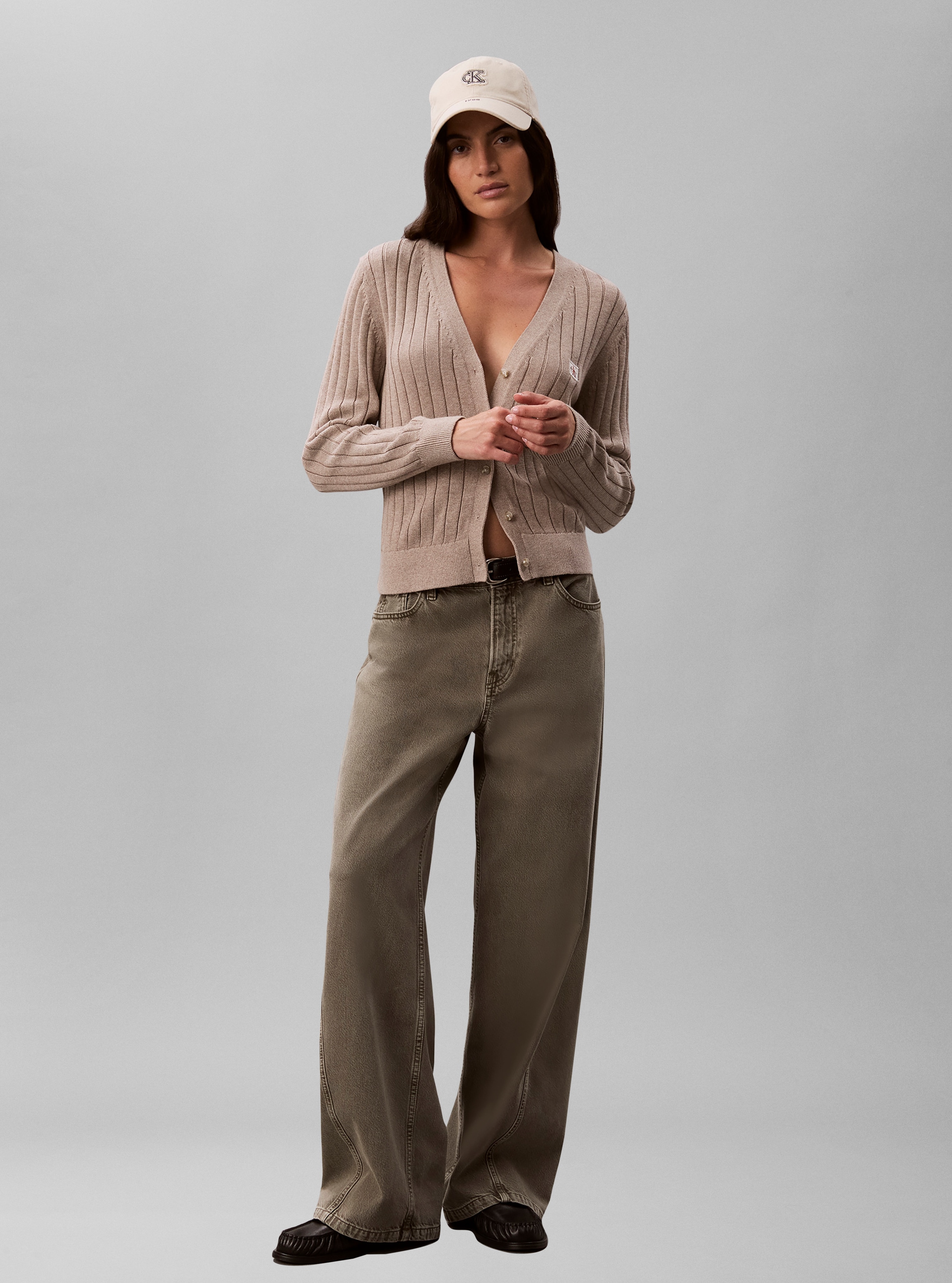 Calvin Klein Jeans V-Ausschnitt-Pullover »WOVEN LABEL CARDIGAN« Regular fit mit V-Ausschnitt