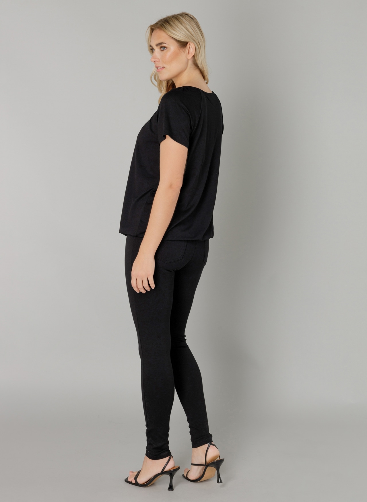Base Level T-Shirt »Yona«, mit Raffung am Rundhalsausschnitt