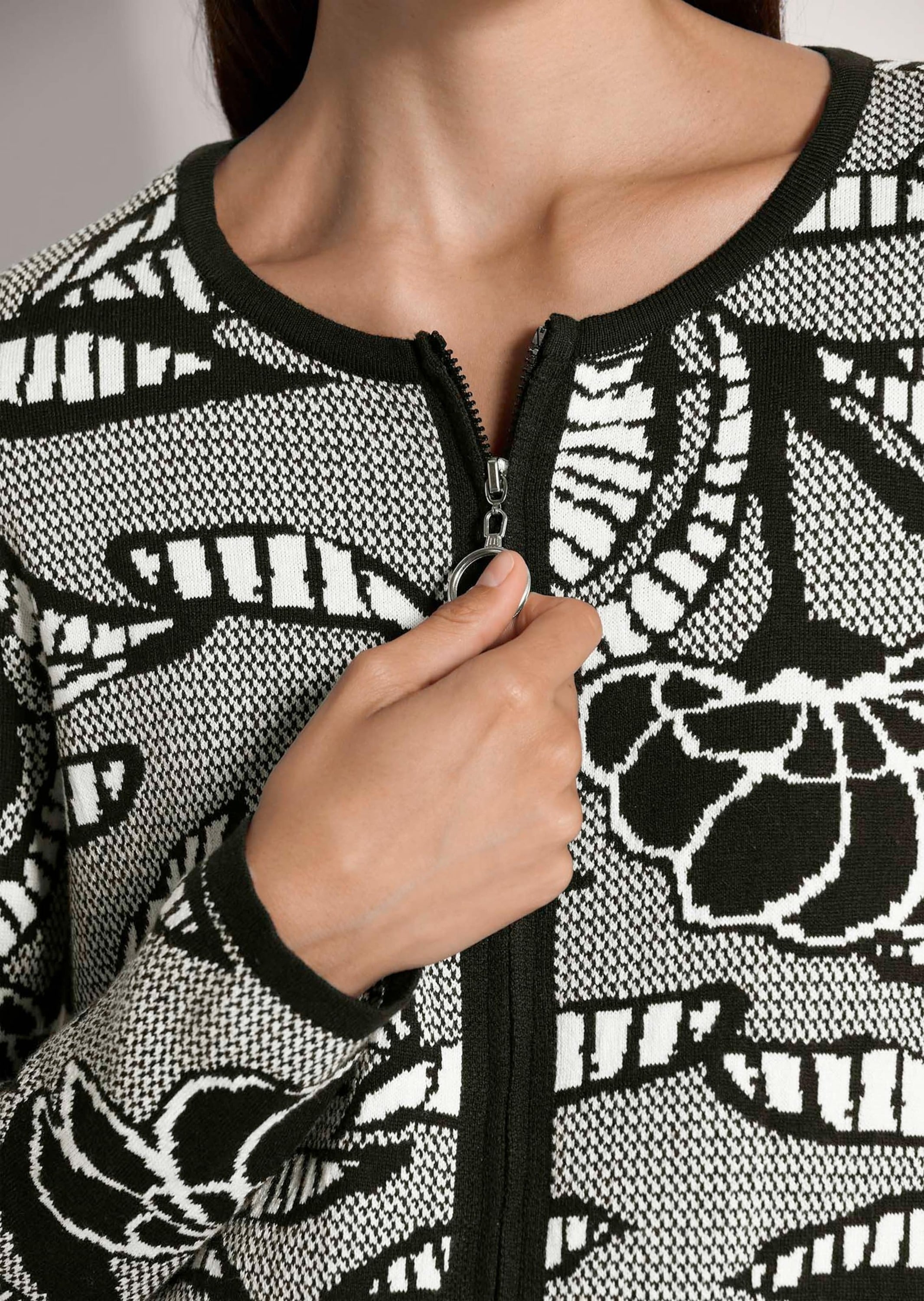 MADELEINE Strickjacke »Strickblazer Elegante Jacke im Jacquard-Feinstrick, Musterung« Jaquard-Print