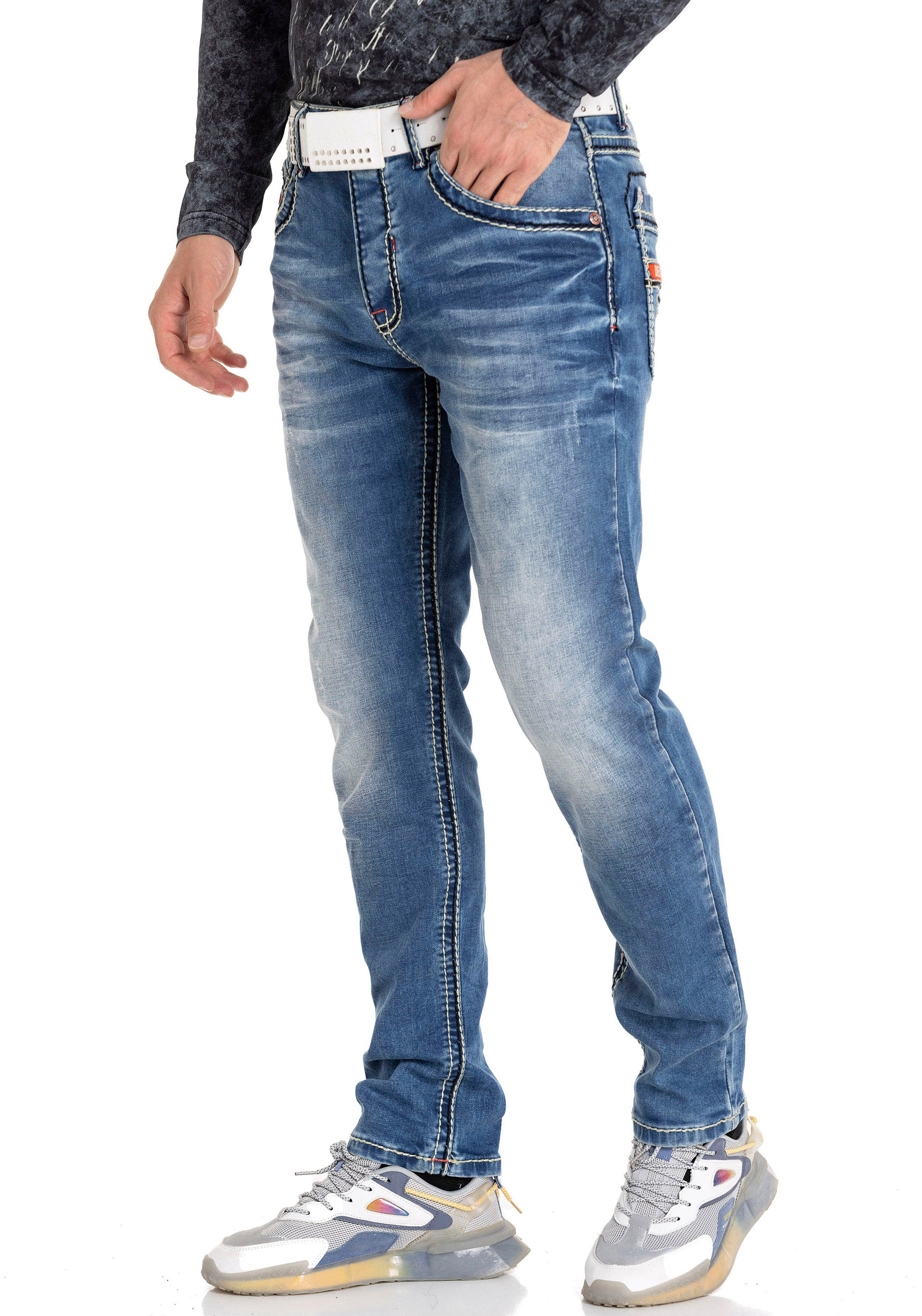 Cipo & Baxx Slim-fit-Jeans, mit auffälligen Kontrastnähten