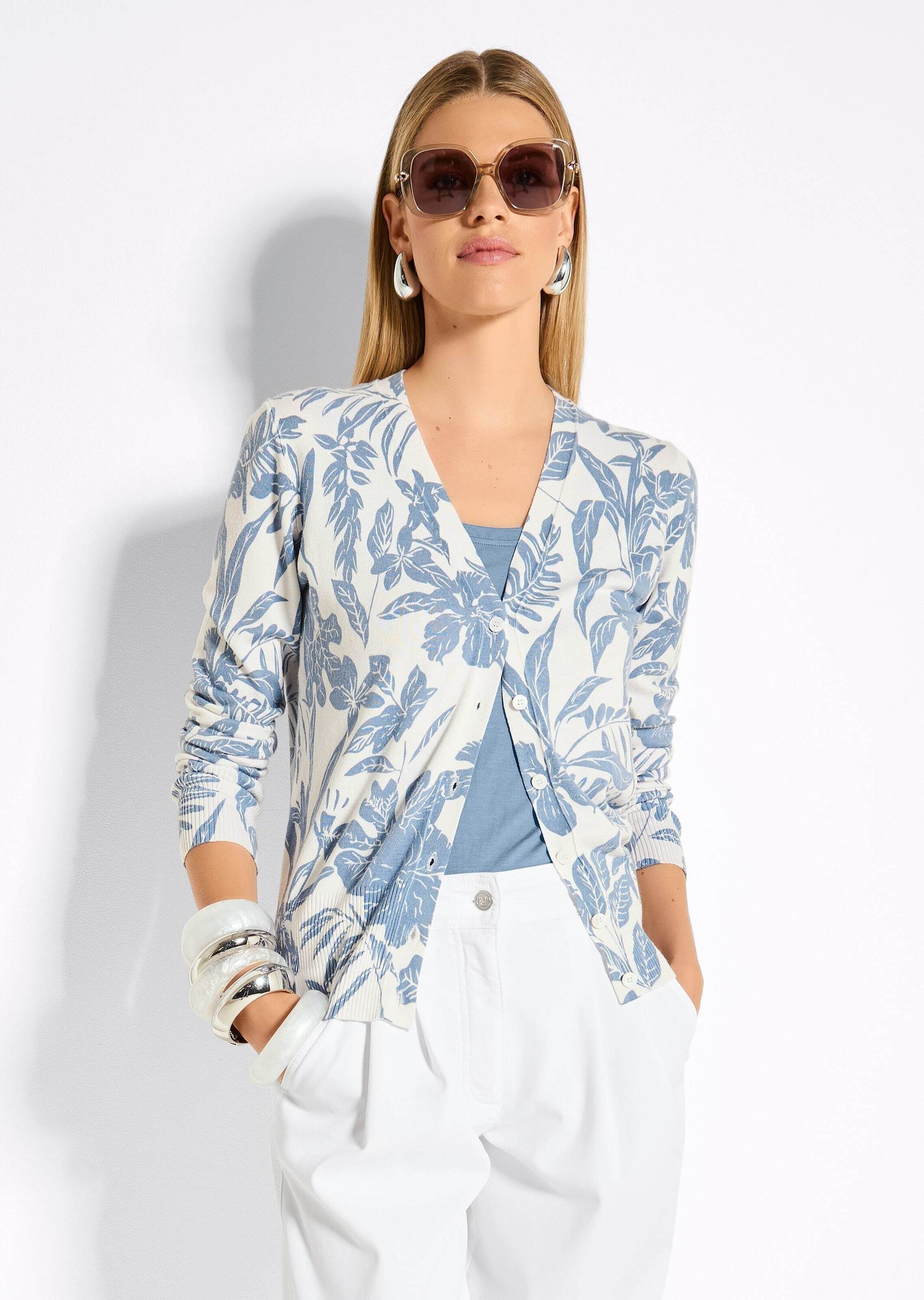 MADELEINE Strickjacke »Strickjacke Florale Feinstrickjacke mit V-Ausschnitt« Individueller Druckverlauf