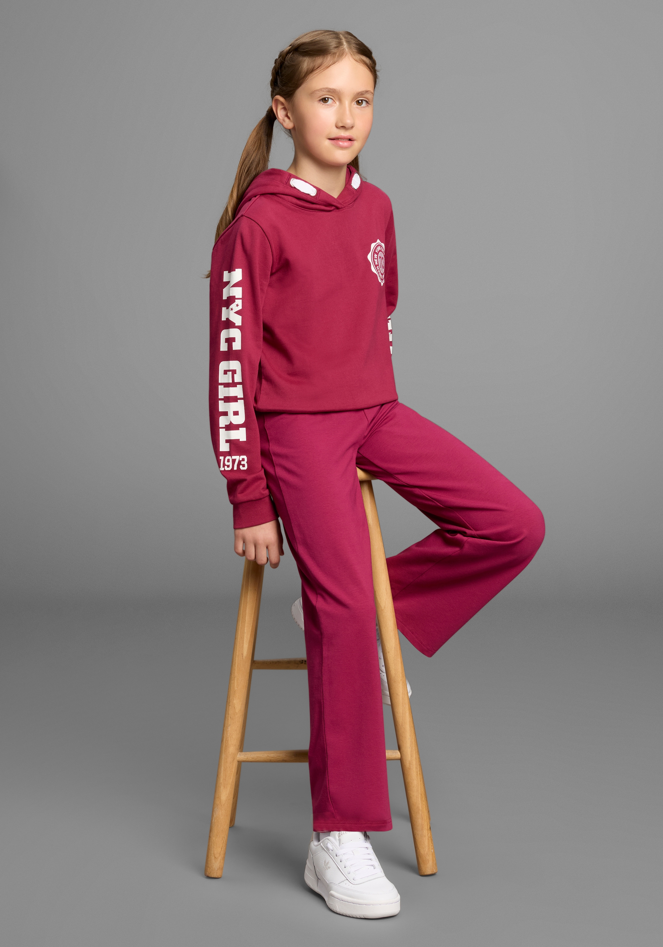KIDSWORLD Kapuzensweatshirt »Shirt mit Ärmelprint«, Langarm, mit stylischem Print, mit Kapuze, aus Baumwolle