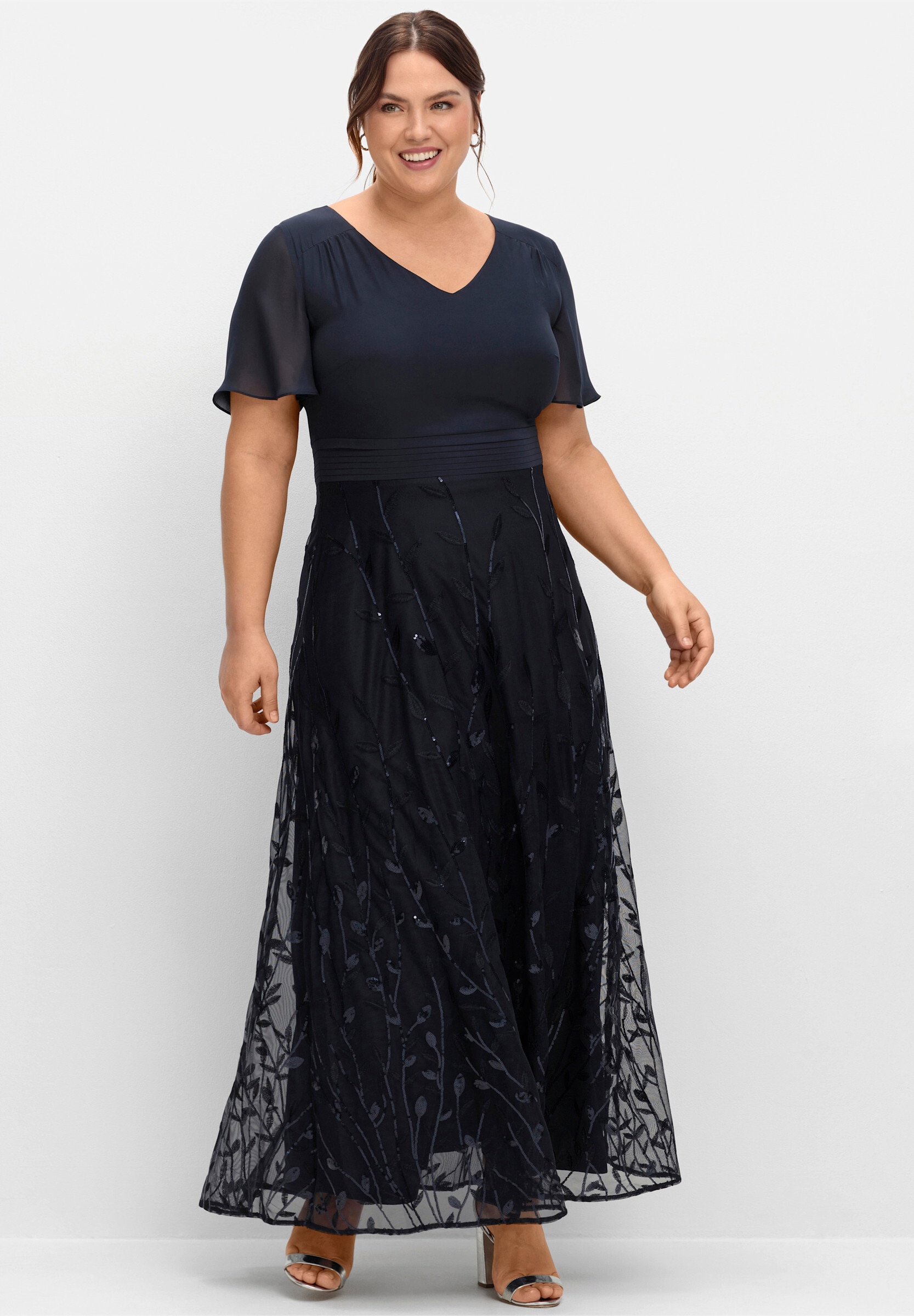 Sheego Maxikleid »Abendkleid Abendkleid mit Stickerei und Pailletten am Rock« Ohne Tasche mit Stickerei und Pailletten am Rock