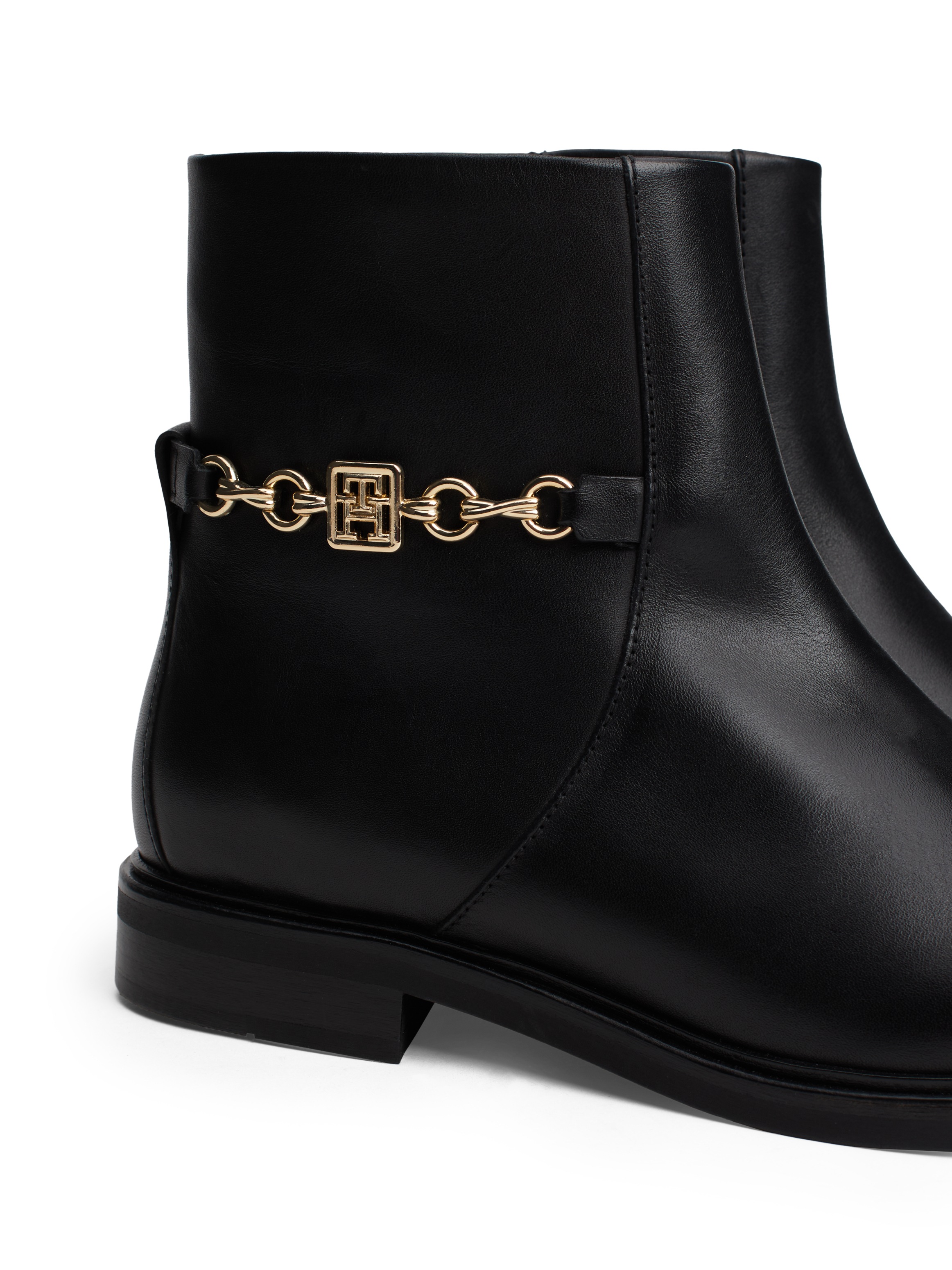 Tommy Hilfiger Stiefelette »TH CHAIN LEATHER LOW BOOTIE«, Blockabsatz, Businesschuh, Ankleboots mit goldfarbener Zierkette