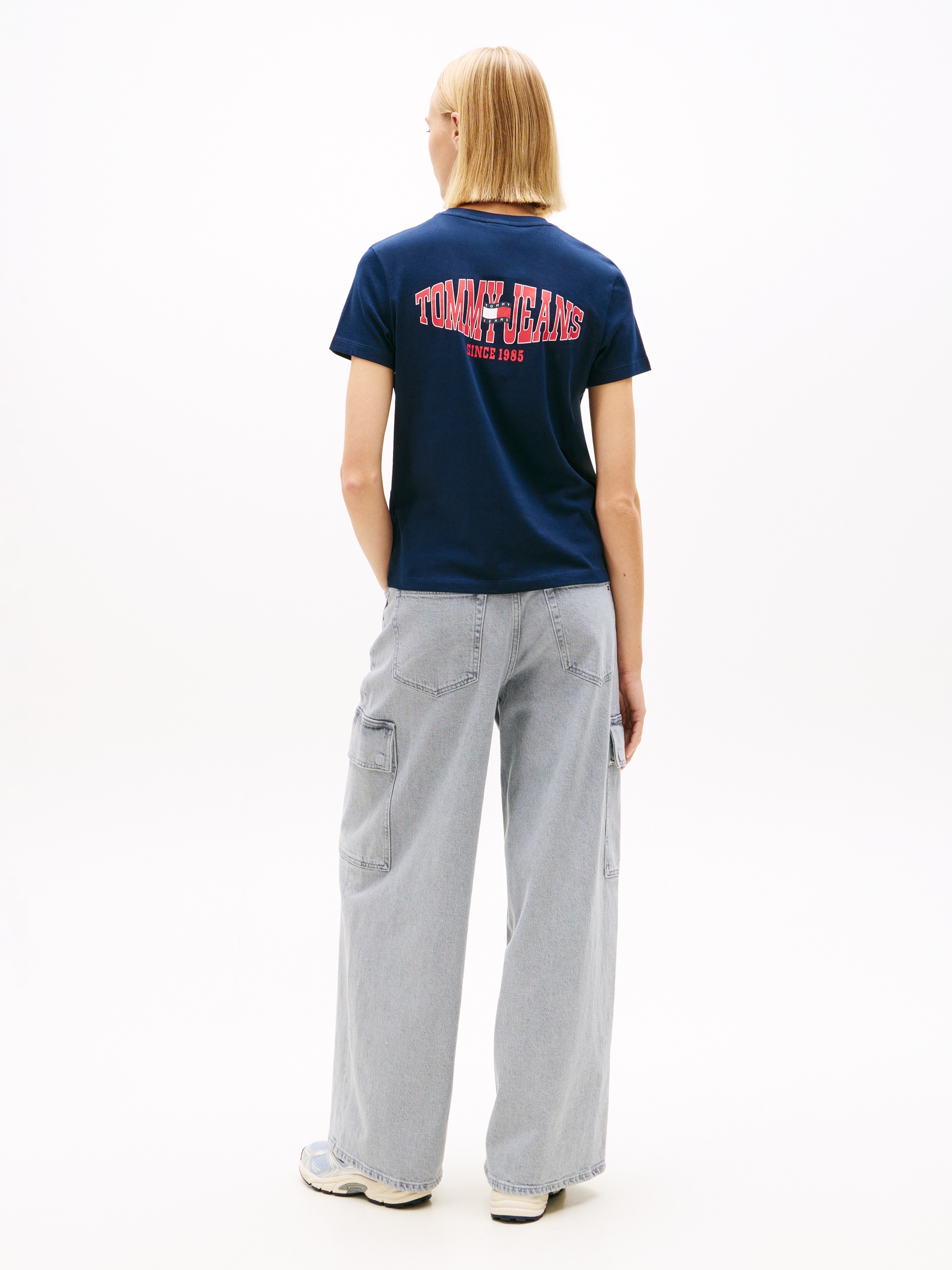 Tommy Jeans Kurzarmshirt »TJW REG WAVY FLAG SS TEE EXT« Tommy Flag-Badge auf Brust, Jersey aus reiner Baumwolle