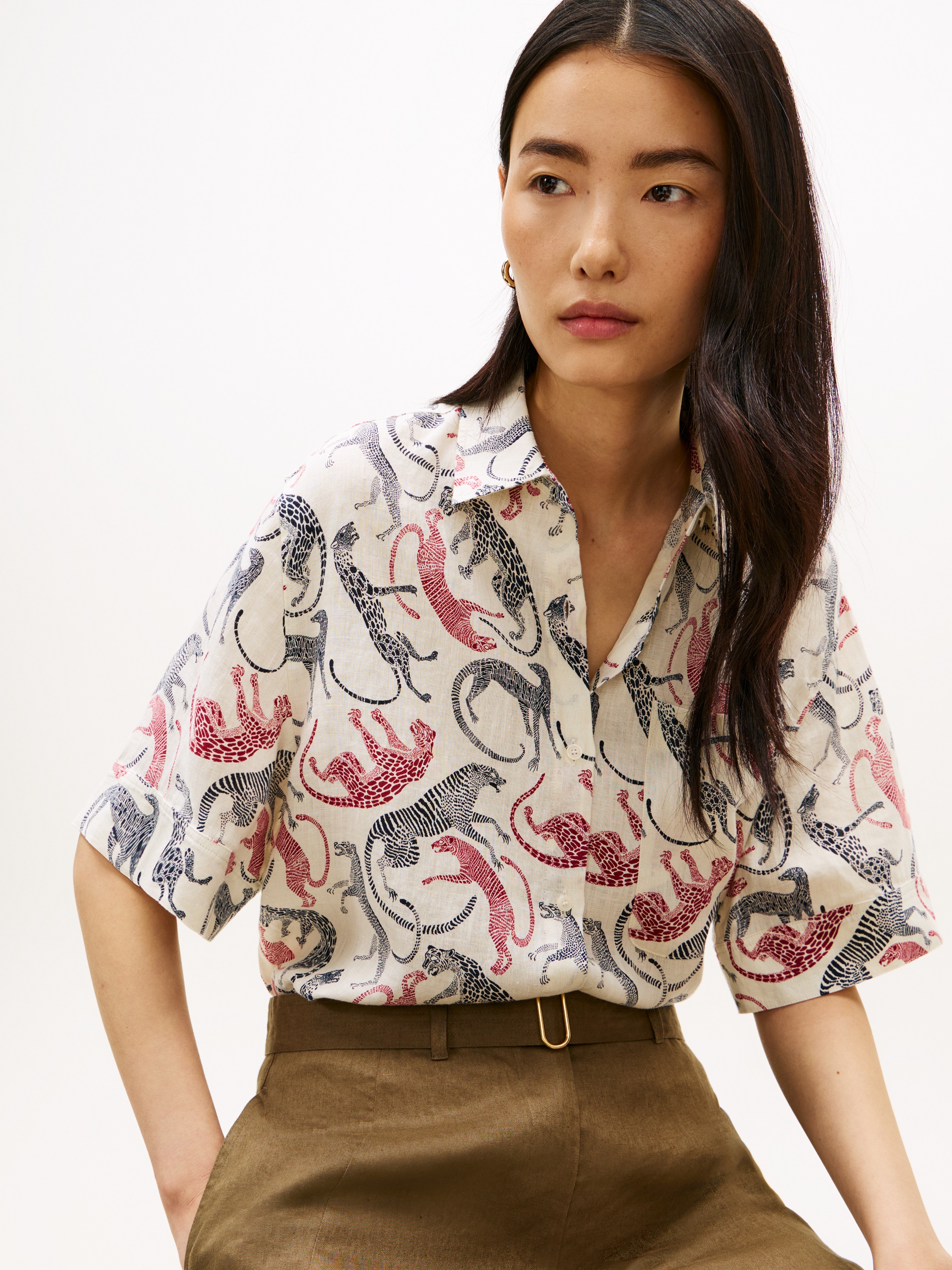 Tommy Hilfiger Kurzarmbluse »ESS LINEN SHORT SLEEVE SHIRT« mit aufgesetzter Brusttasche und Flag-Stickerei, reines Leinen