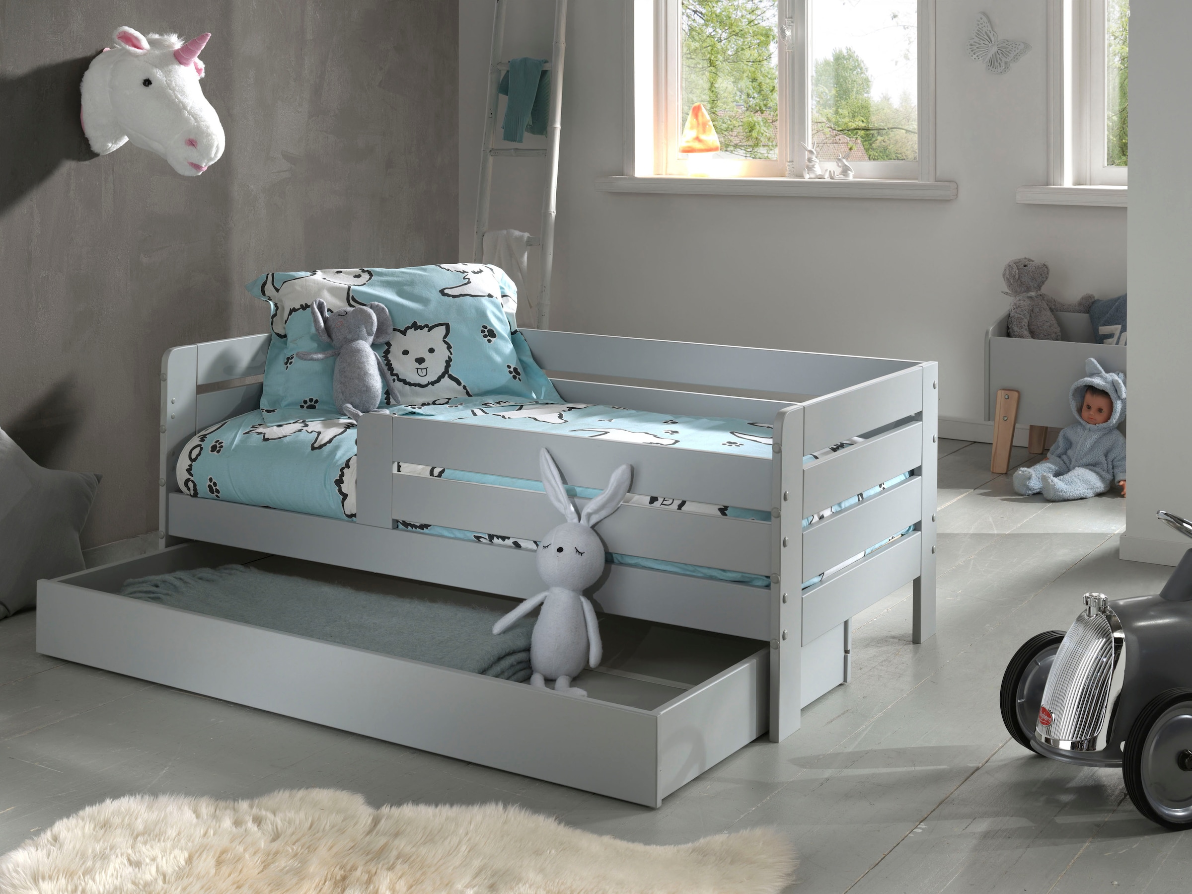 Vipack Kinderbett »Junior, Kiefermassiv mit umlaufendem Absturzschutz und Rolllattenrost«, (B/H/T ca. 143,6x56x70cm, mit niedrigem Betteinstieg), wahlweise in 2 Farben, mit oder ohne Schublade
