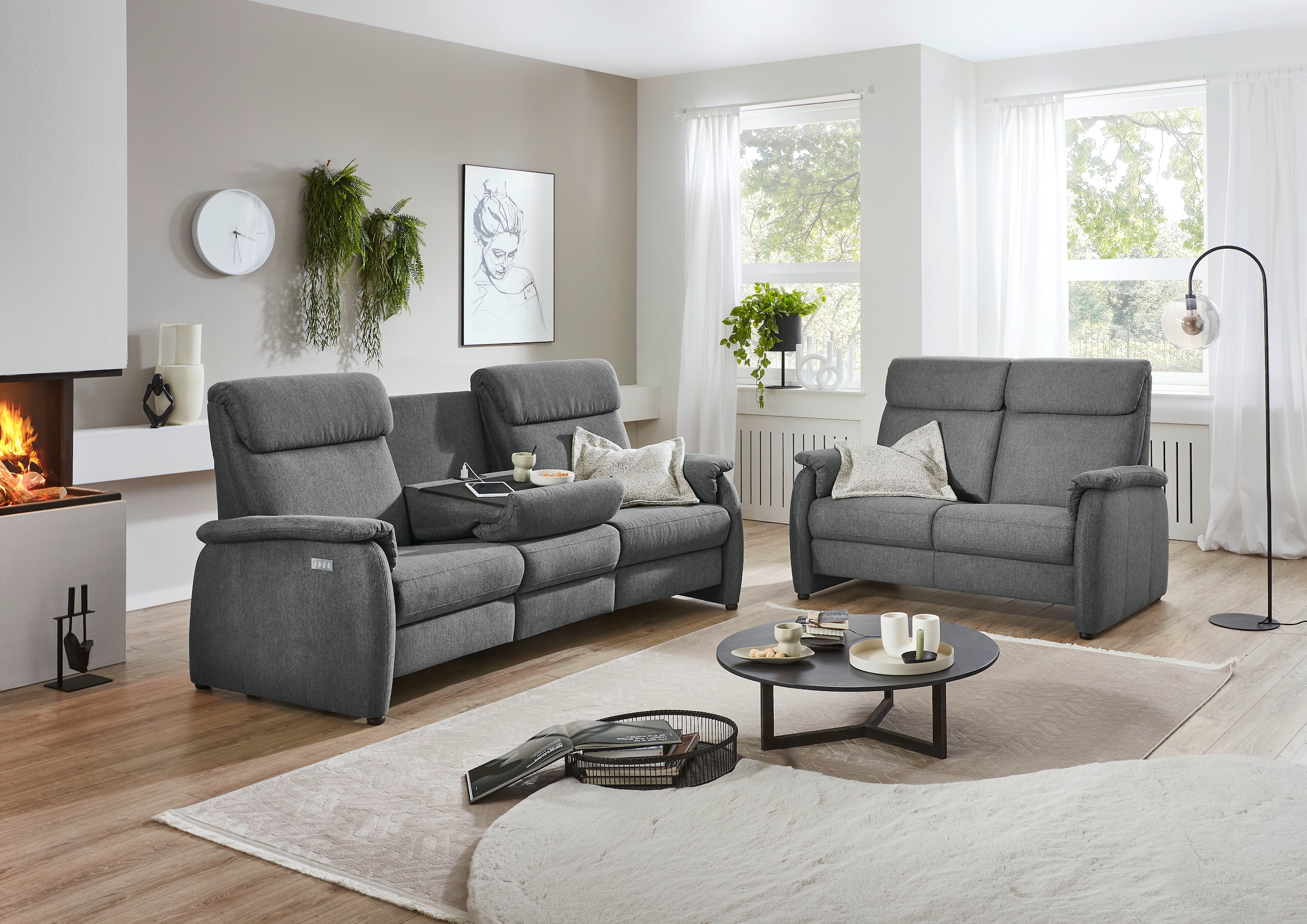 Home affaire Polstergarnitur »Turin, 2,5- & 3-Sitzer mit elektrischer Relaxfunktion« Set, 3-Sitzer mit Tischelement inkl. USB-Ladestation & Steckdose, 4 tlg. tlg. inkl. Tisch, USB & Steckdose, Federkern & pflegeleichtem Bezug