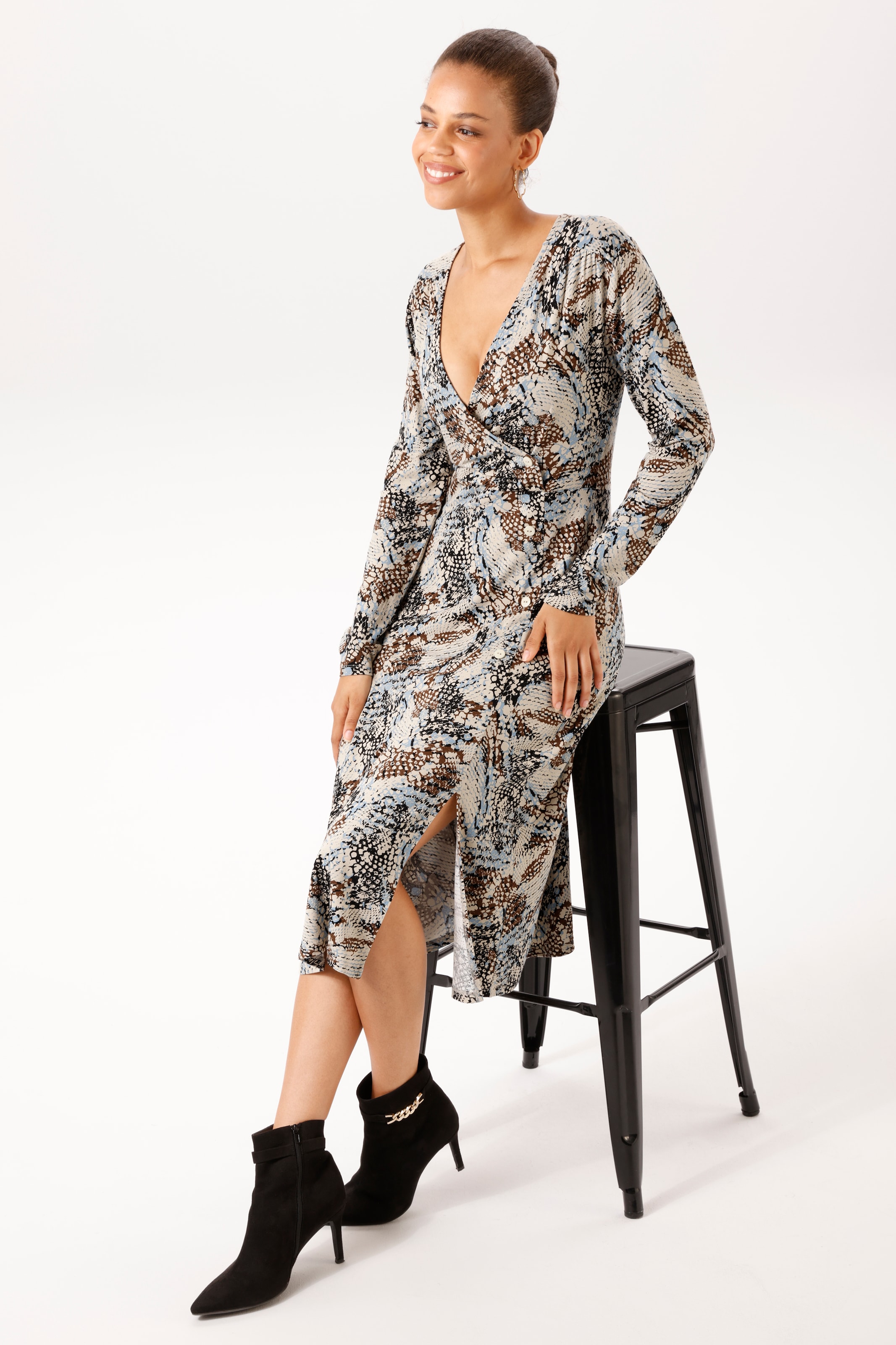 Aniston CASUAL Jerseykleid mit trendfarbenem, grafischen Muster bedruckt - NEUE KOLLEKTION