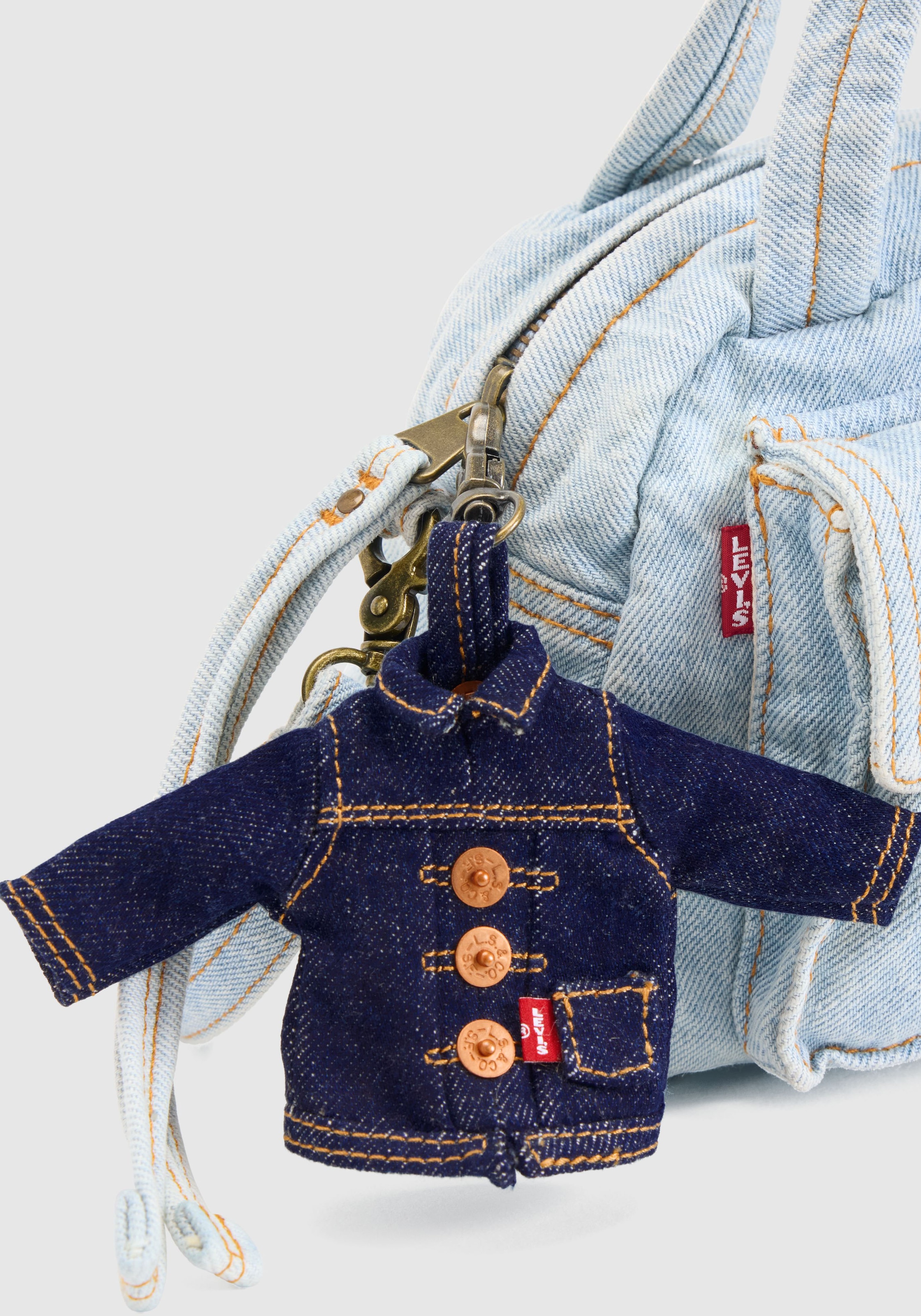 Levi's® Schlüsselanhänger »LEVI'S MINI TRUCKER CHARM« Mini Jeansjacke für Schlüsselbund, Tasche oder Rucksack mit Karabiner