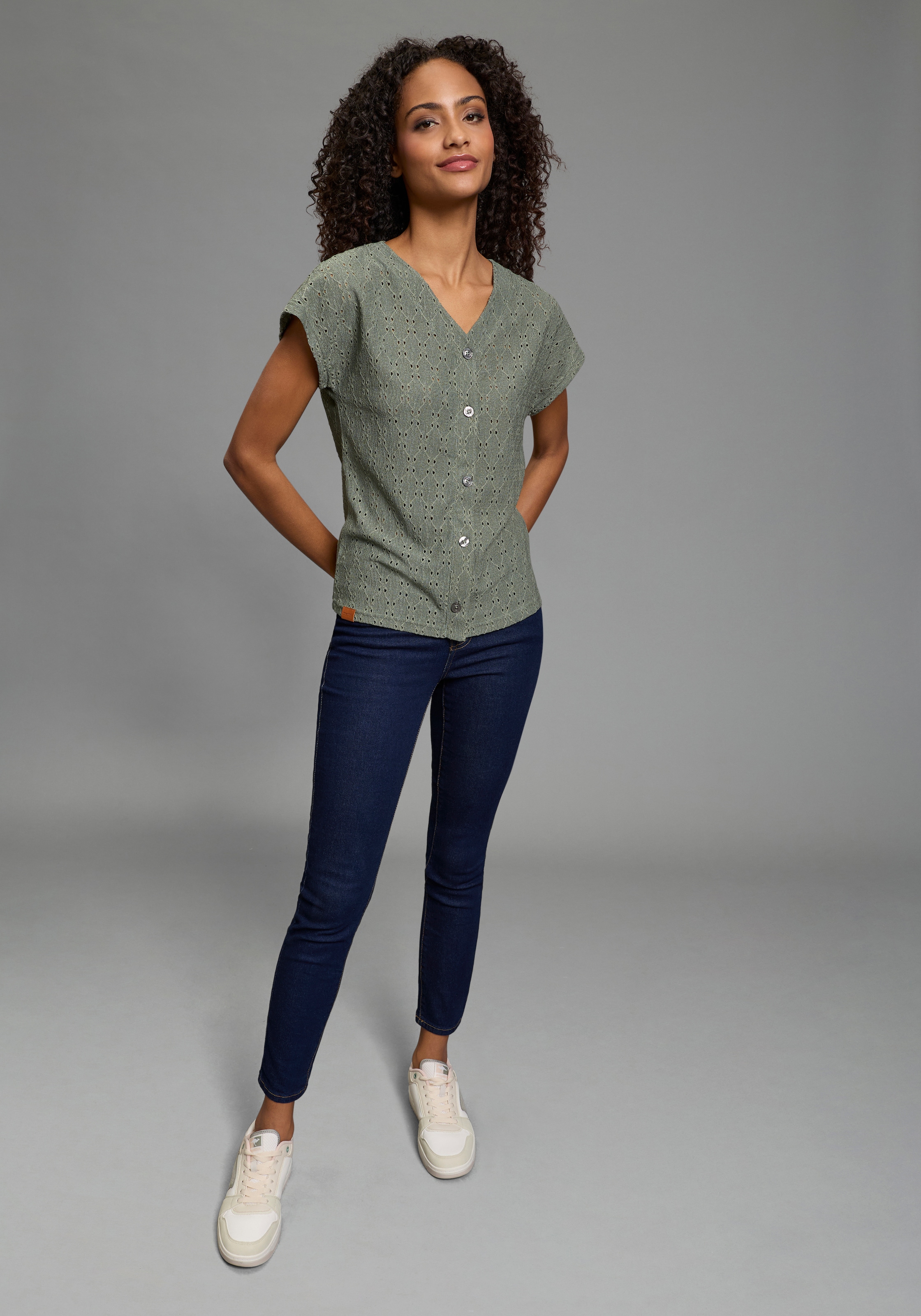 KangaROOS T-Shirt figurumspielende Passform, kurze Ärmel, hüftlange Schnittform