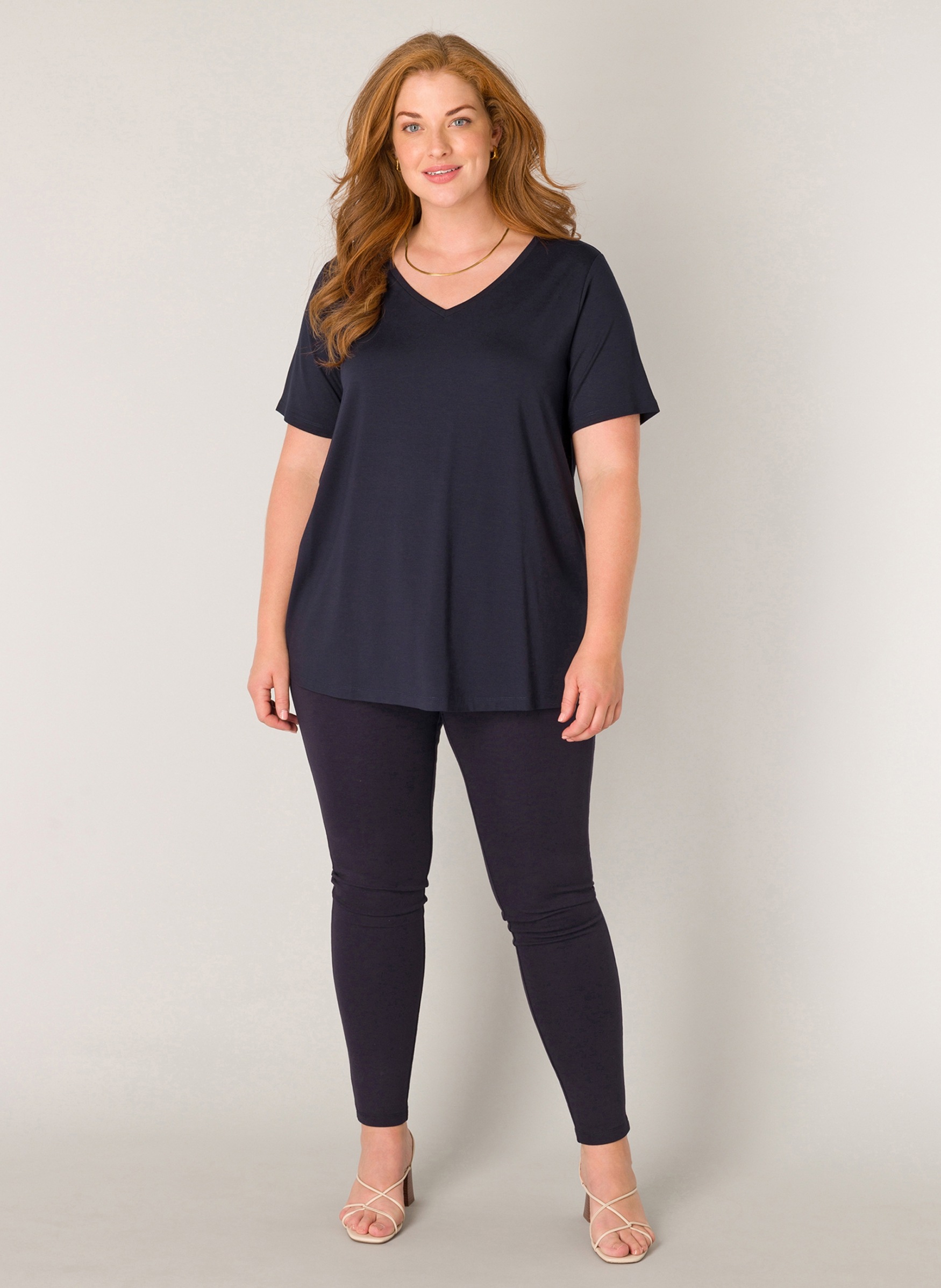 Base Level Curvy T-Shirt »Alba« mit V-Ausschnitt