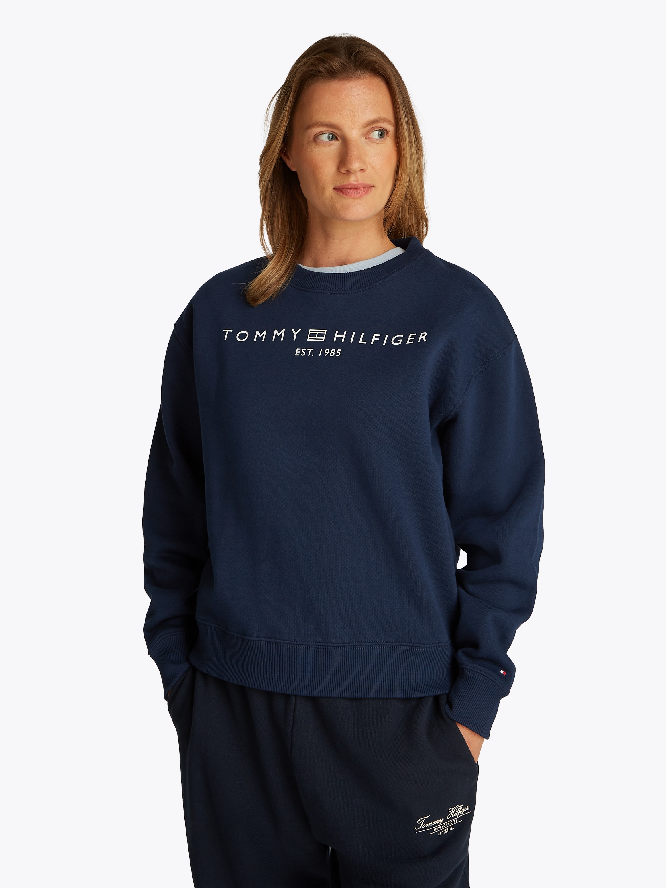 Tommy Hilfiger Sweatshirt »MDRN REG CORP LOGO C-NK SWTSHRT«, mit Logoschriftzug