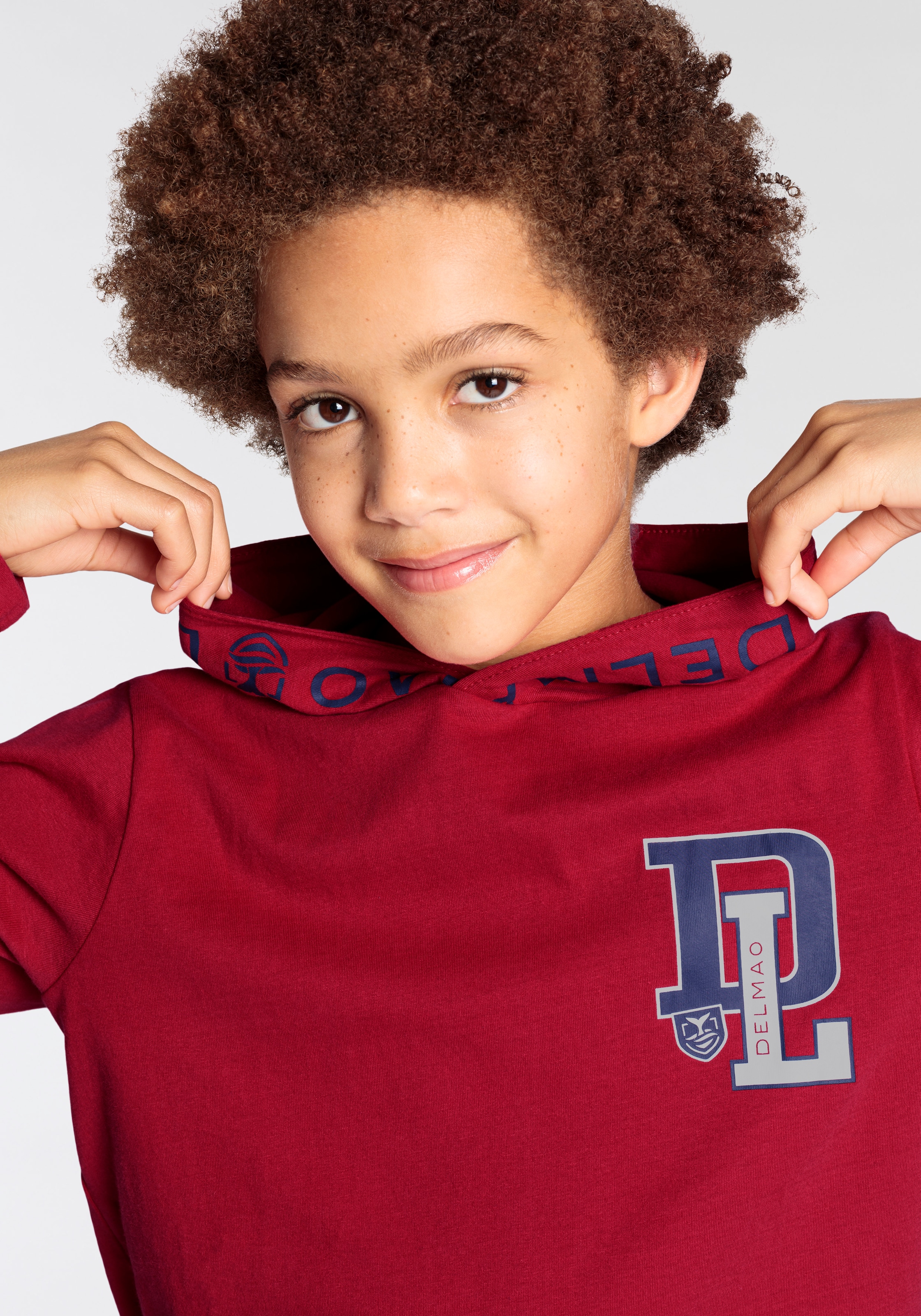 DELMAO Kapuzenshirt »für Jungen«, Langarm, trendiger Druck, ideal für lässige und sportliche Outfits