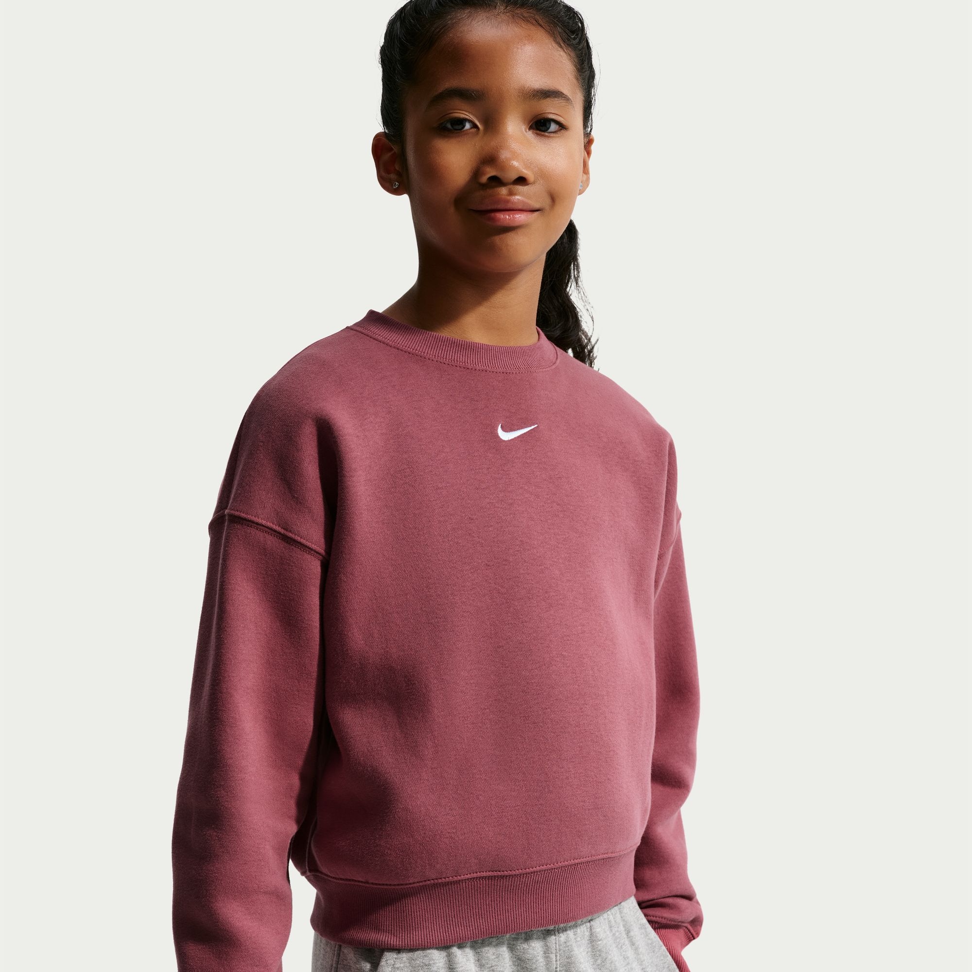 Nike Sportswear Sweatshirt »G NSW STUDIO FLC BXY OS LBR«, Langarm-Design, mit Rundhalsausschnitt, aus Baumwolle und Polyester

