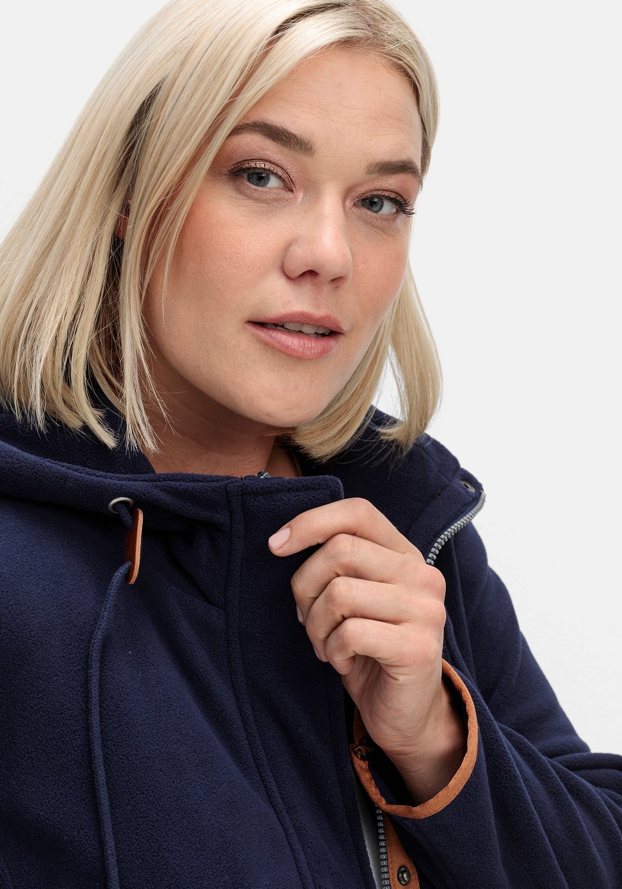 Sheego Fleecejacke »Fleecejacke mit Kontrastdetails und Kapuze«, mit Kapuze, mit Kontrastdetails und Kapuze