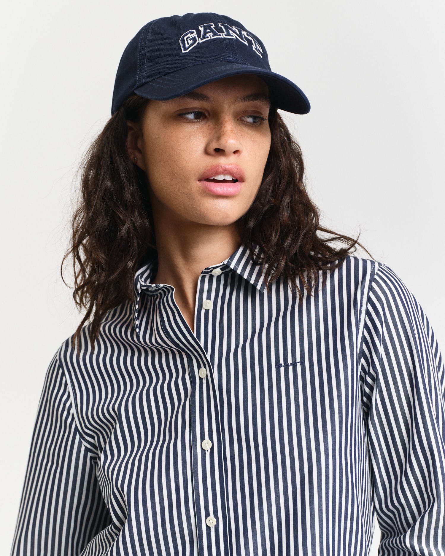 Gant Hemdbluse »REG POPLIN STRIPED SHIRT«, mit einer kleinen Logostickerei auf der Brust