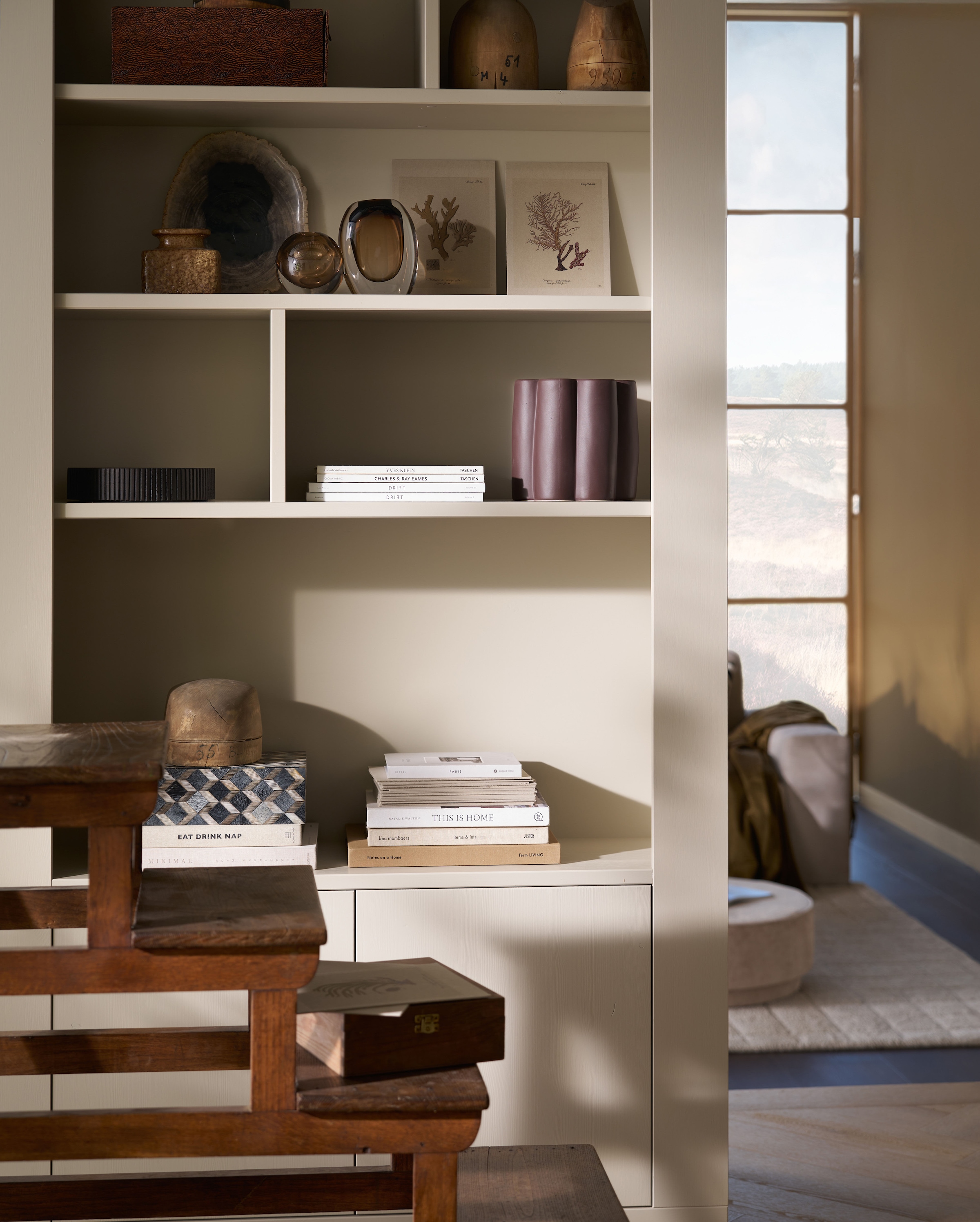 WOOOD Wandregal »Wallcover FSC®-Mix Massivkiefer mit Push-to-open B117 x T31 x H229 cm« Gespiegelt montierbar, Tragkraft 30 kg pro Einlegeboden,