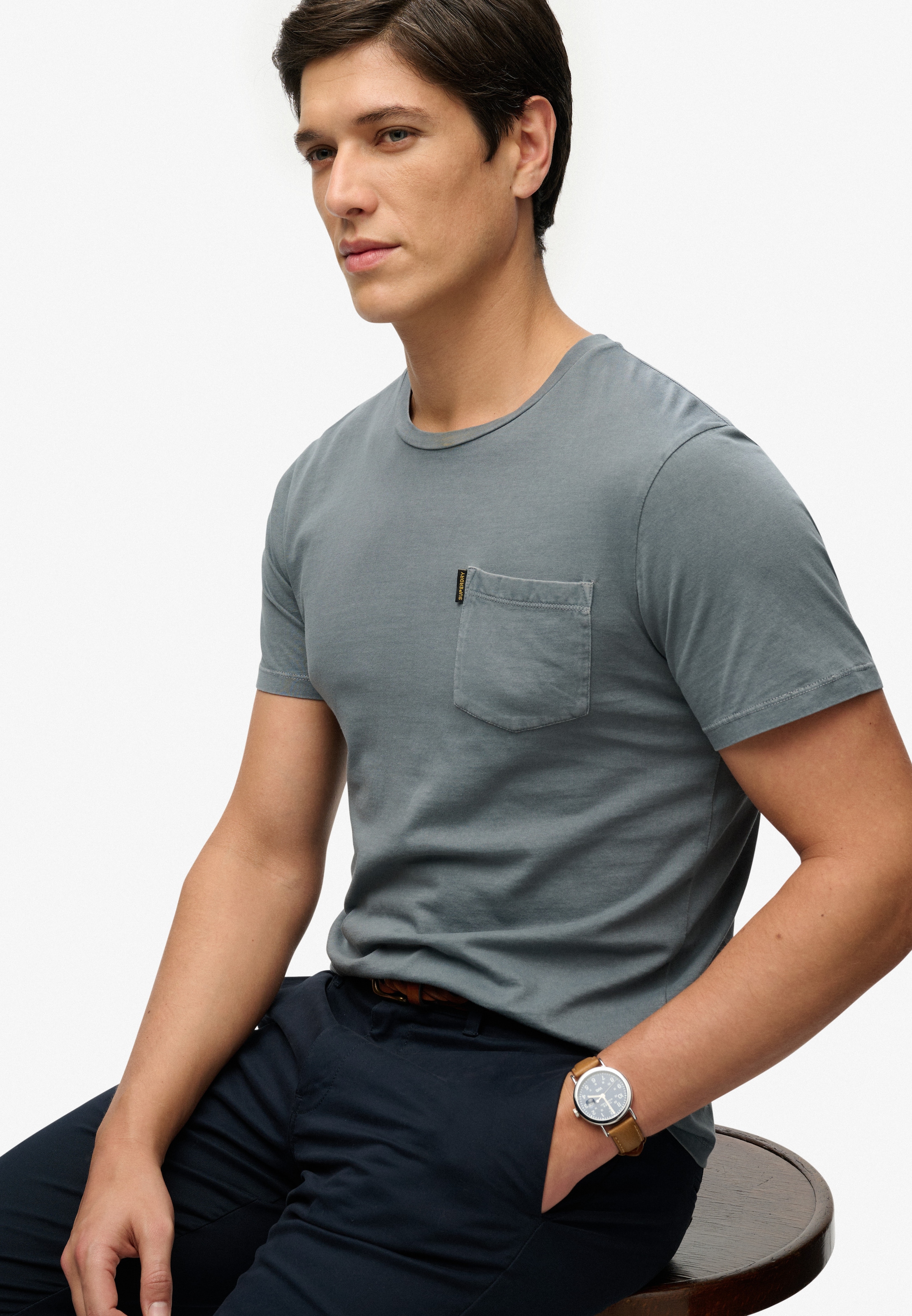 Superdry Rundhalsshirt »CLASSIC ESSENTIAL POCKET TEE« mit stylischer, aufgesetzter Brusttasche