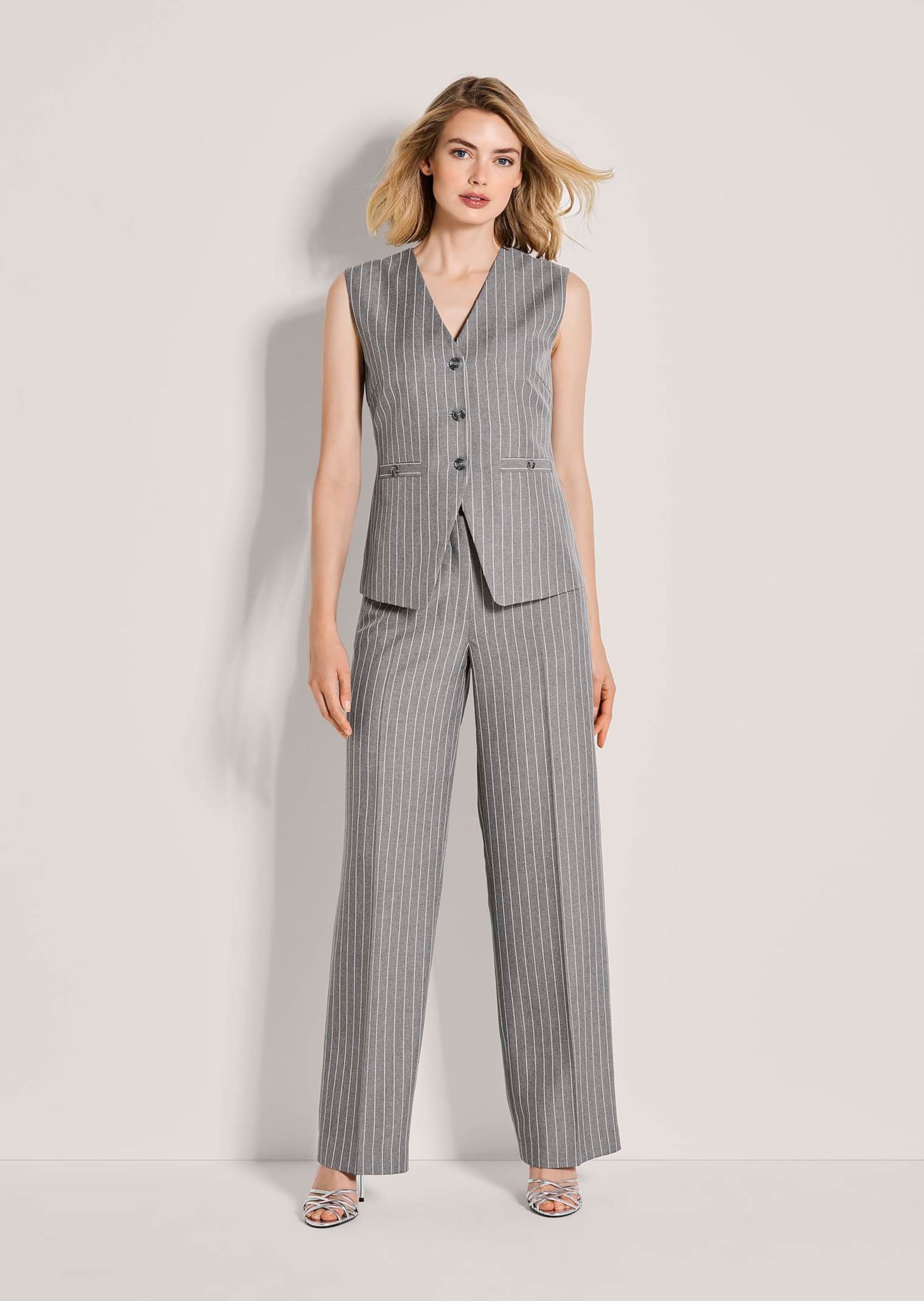 MADELEINE Kurzweste »Weste Elegante Nadelstreifen-Weste mit Knöpfen«