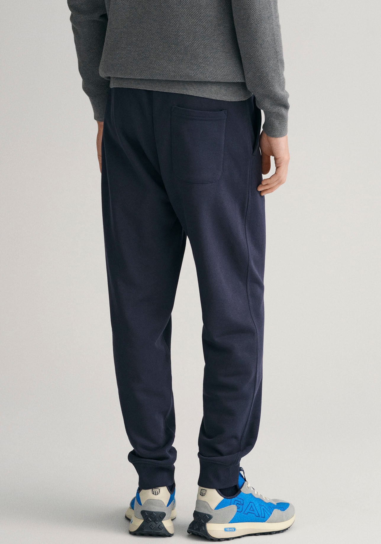 Sweathose »REG SHIELD SWEATPANTS«, mit Logostickerei unterhalb des Bunds