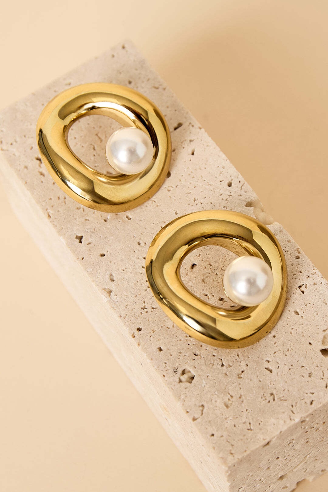 Adelia´s Paar Ohrhänger »Ohrringe Ohrstecker mit Kreisdesign aus Edelstahl« Das markante Kreisdesign mit Kugeldetail prägt diesen modischen Modeschmuck