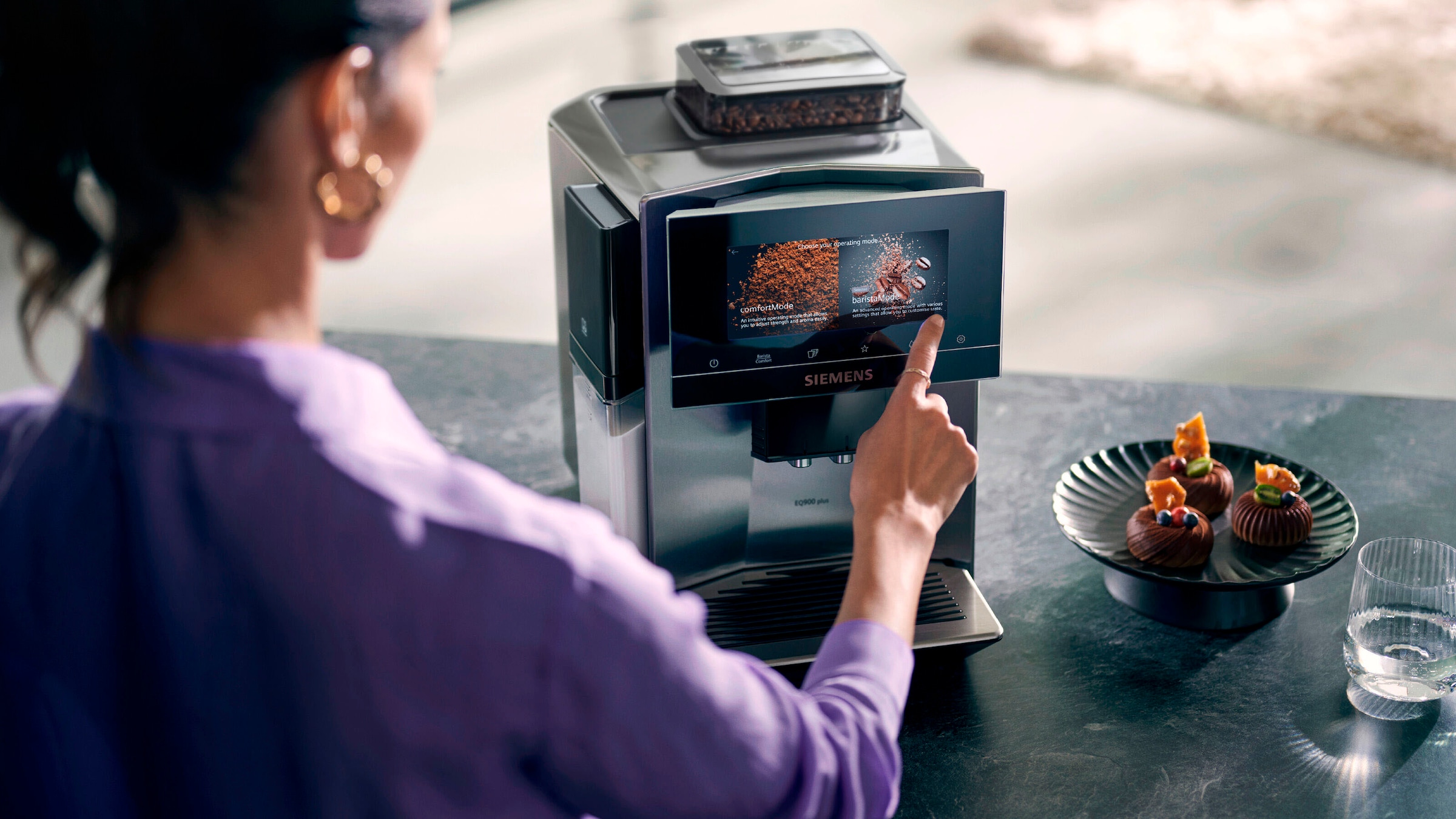 SIEMENS Kaffeevollautomat »EQ900 TQ903DZ3, auto. Reinigen und Entkalken, 6,8" TFT-Display«, Barista-Mode, App-Steuerung, Geräuschreduzierung, 3 Profile, edelstahl