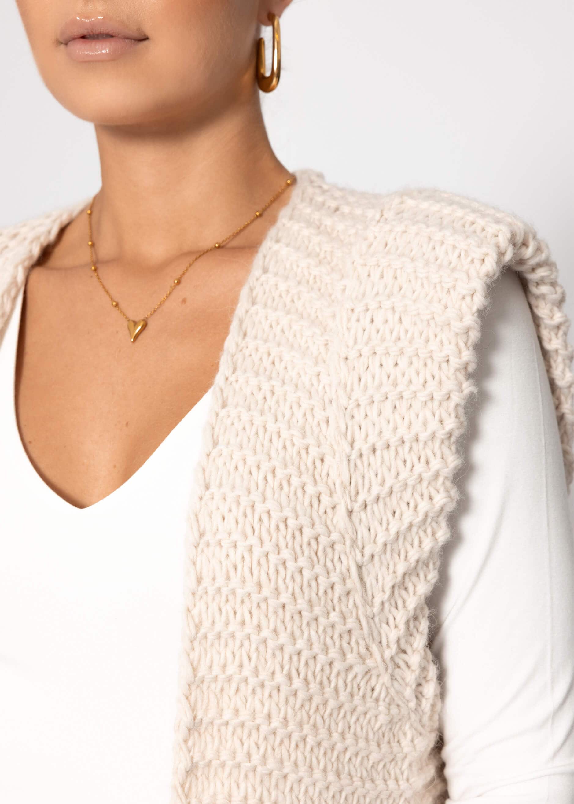 SASSYCLASSY Strickweste »Lange ärmellose Strickweste mit strukturierten Schultern« Weste aus grobem Strick mit strukturierten Schultern Offwhite Schwarz
