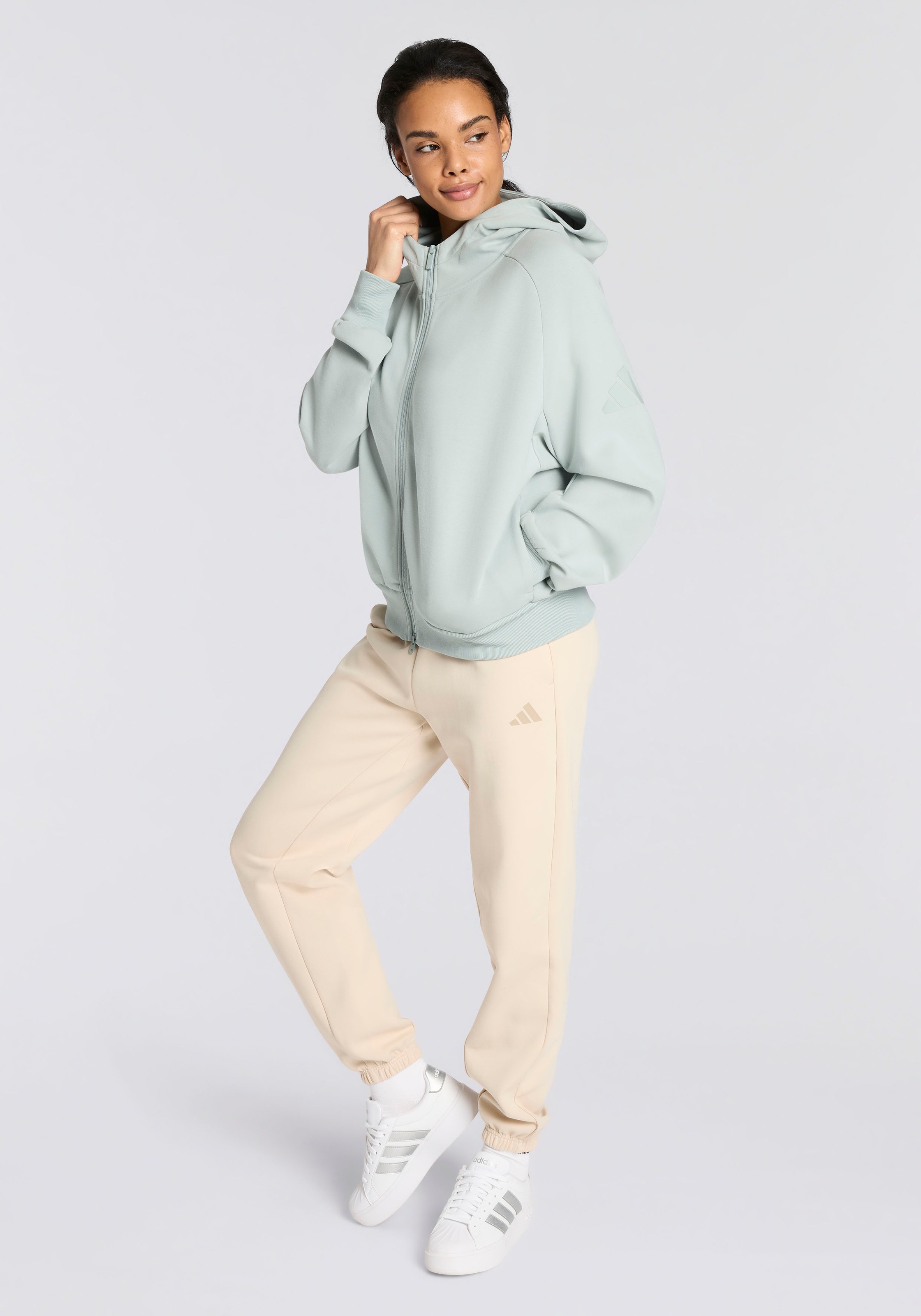 adidas Sportswear Kapuzensweatshirt »WEICHER LUX HOODIE MIT DURCHGEHENDER REISSVERSCHLUSS«
