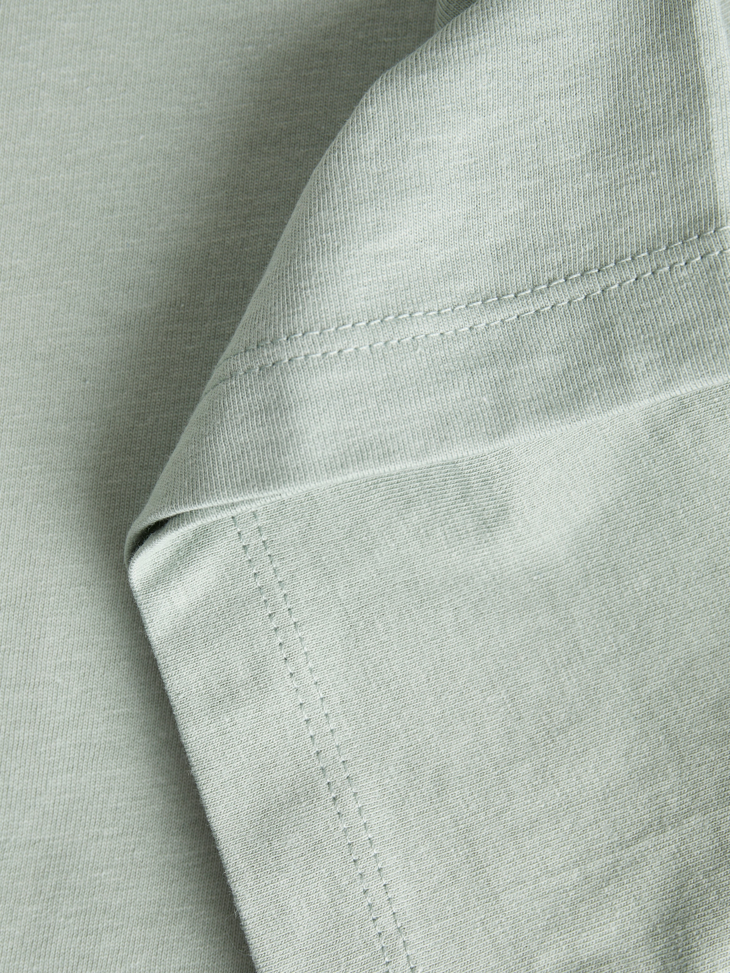 Jack & Jones Rundhalsshirt »JJENOA TEE SS CREW NECK NOOS«, mit abgerundetem Saum