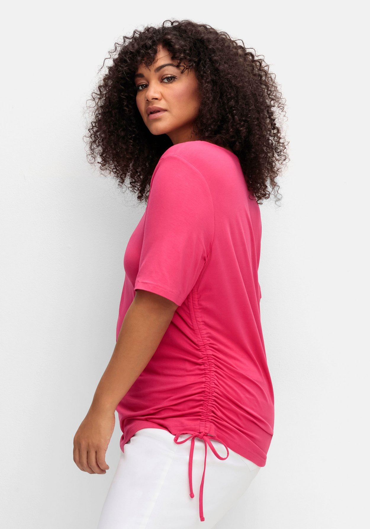 Sheego T-Shirt »Shirt mit seitlichem Tunnelzug und längerem Halbarm«